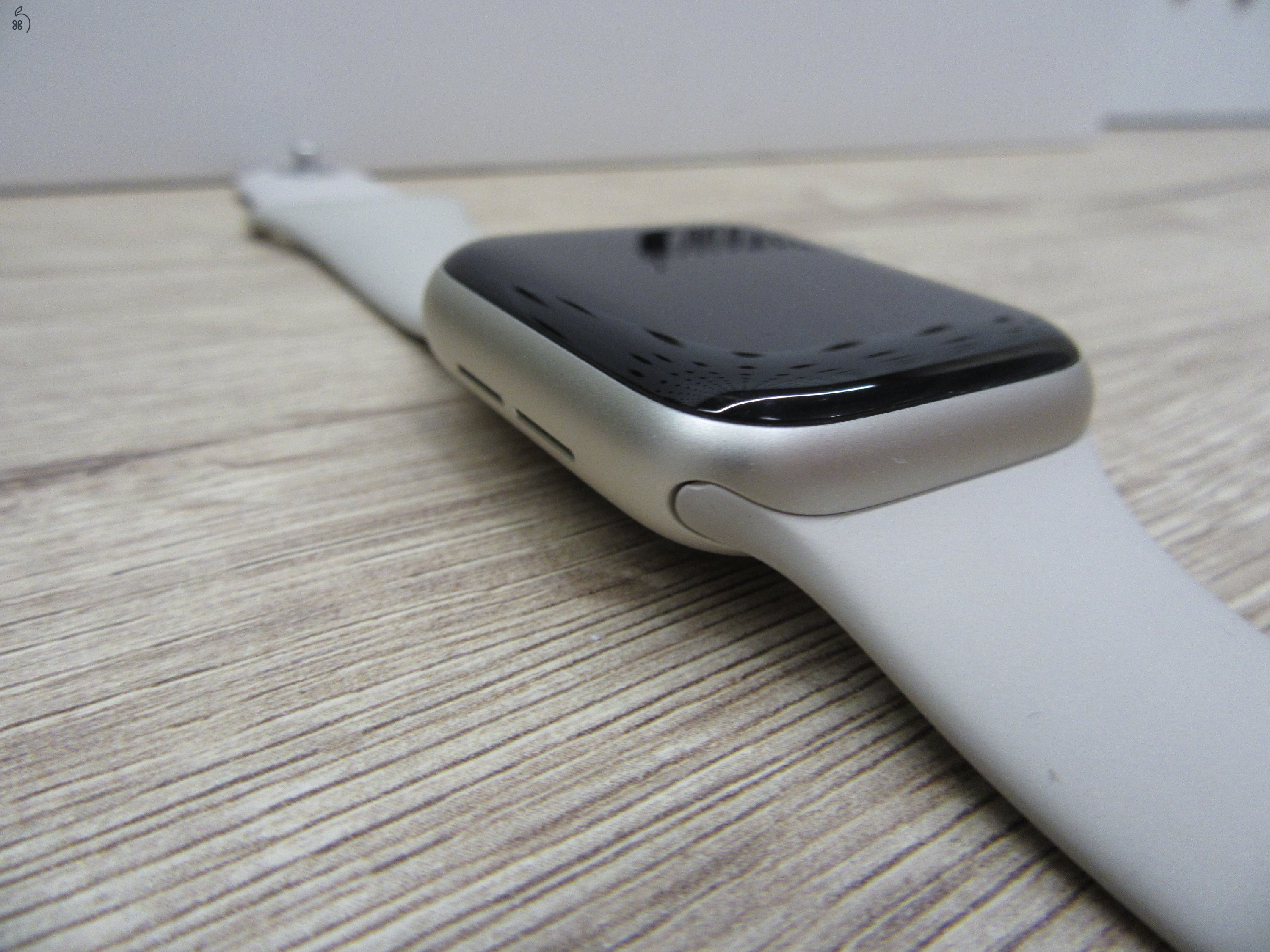 Apple Watch SE (2. generáció) – 40 mm – Pehelykönnyű, gyors és megbízható – Használt, karcmentes – Garancia 3 hónap