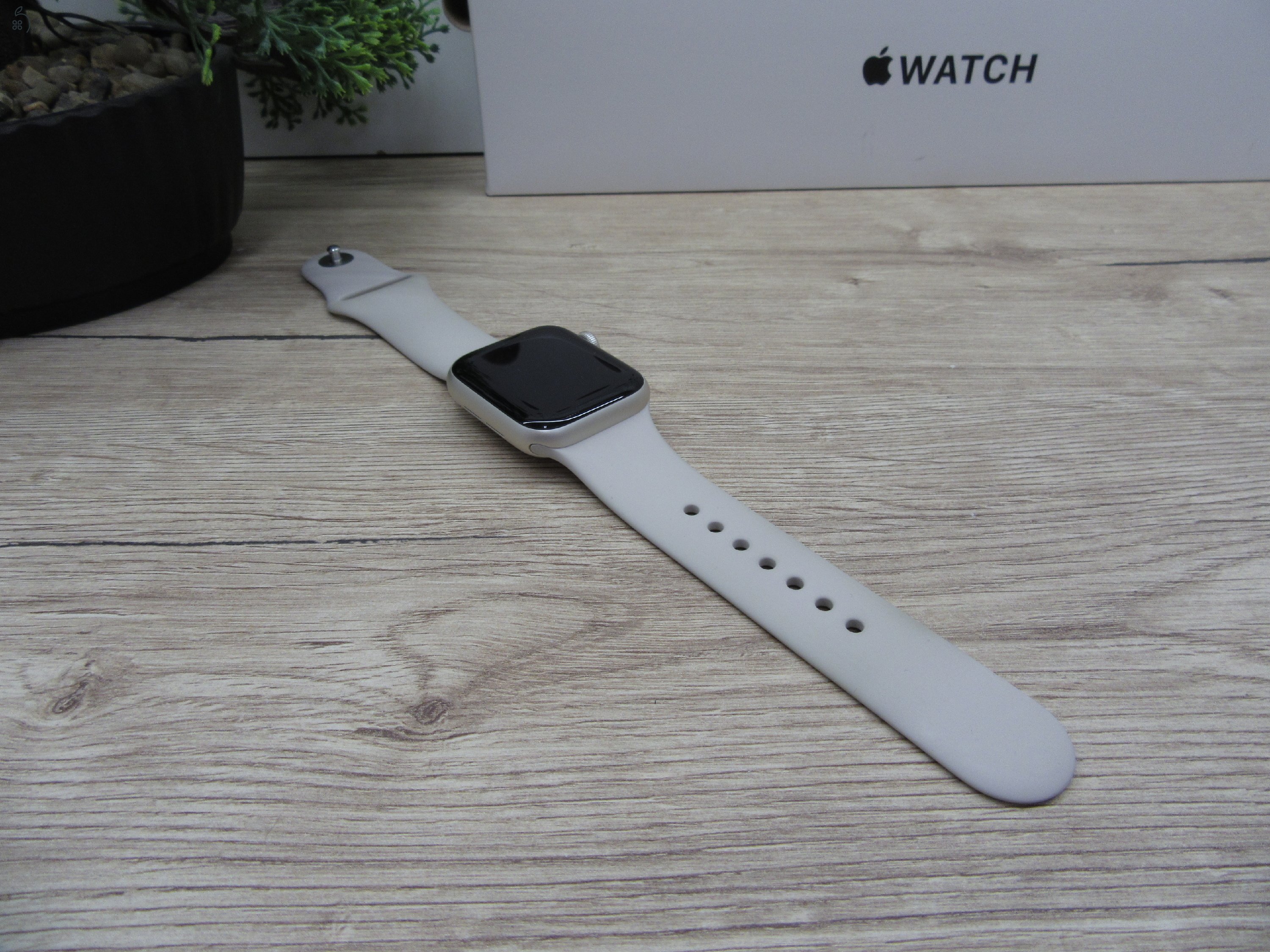 Apple Watch SE (2. generáció) – 40 mm – Pehelykönnyű, gyors és megbízható – Használt, karcmentes – Garancia 3 hónap
