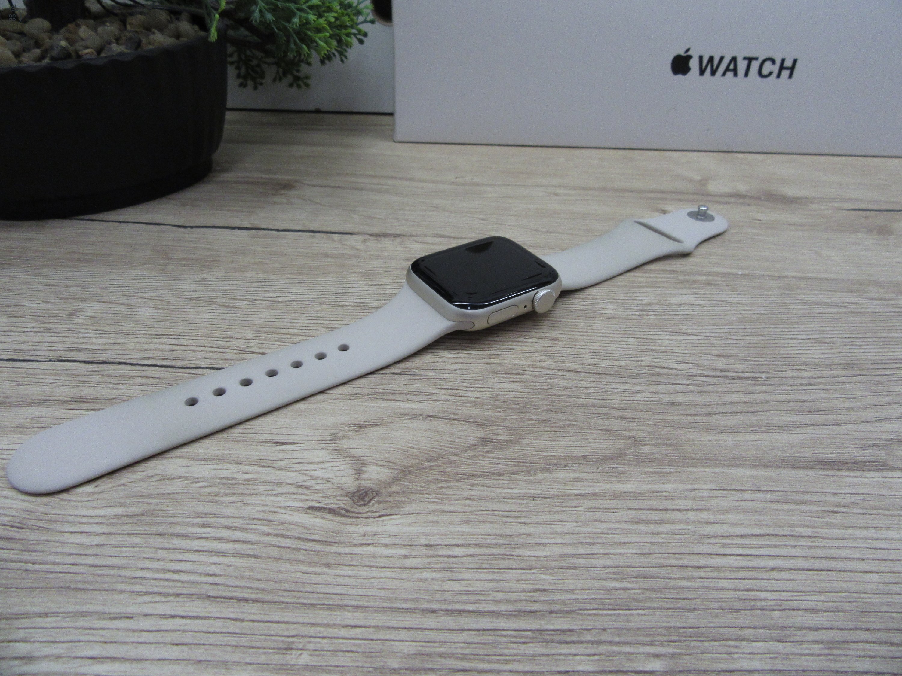 Apple Watch SE (2. generáció) – 40 mm – Pehelykönnyű, gyors és megbízható – Használt, karcmentes – Garancia 3 hónap