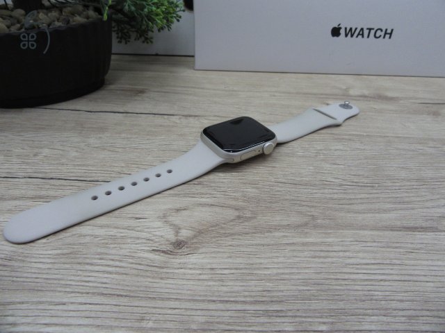 Apple Watch SE (2. generáció) – 40 mm – Pehelykönnyű, gyors és megbízható – Használt, karcmentes – Garancia 3 hónap