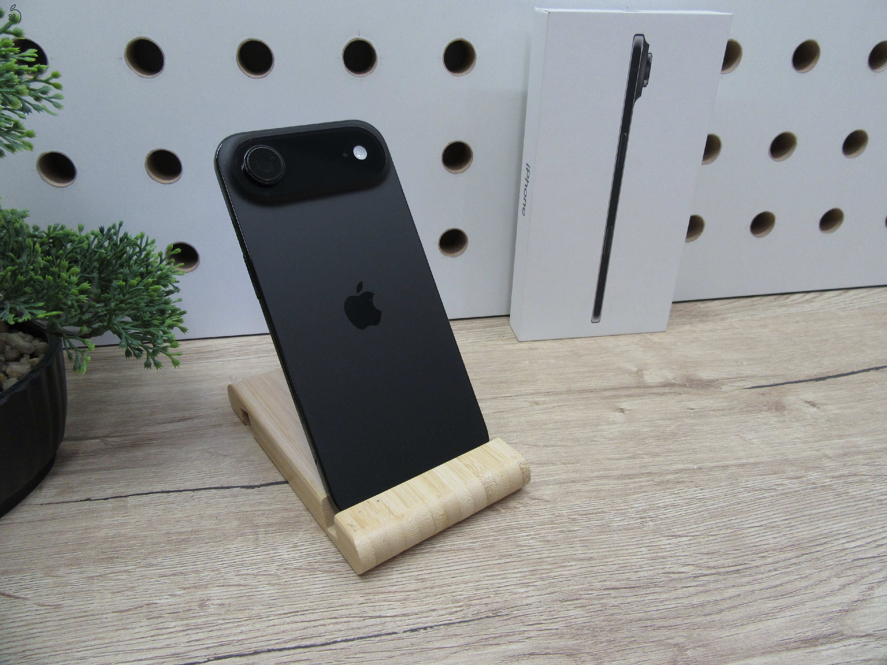 Apple iPhone Air – Space Black – Pehelykönnyű elegancia, nagy tárhely – 256 GB – Használt, újszerű – 100% akku (6 ciklus) – Garancia 2026. 09. 25-ig