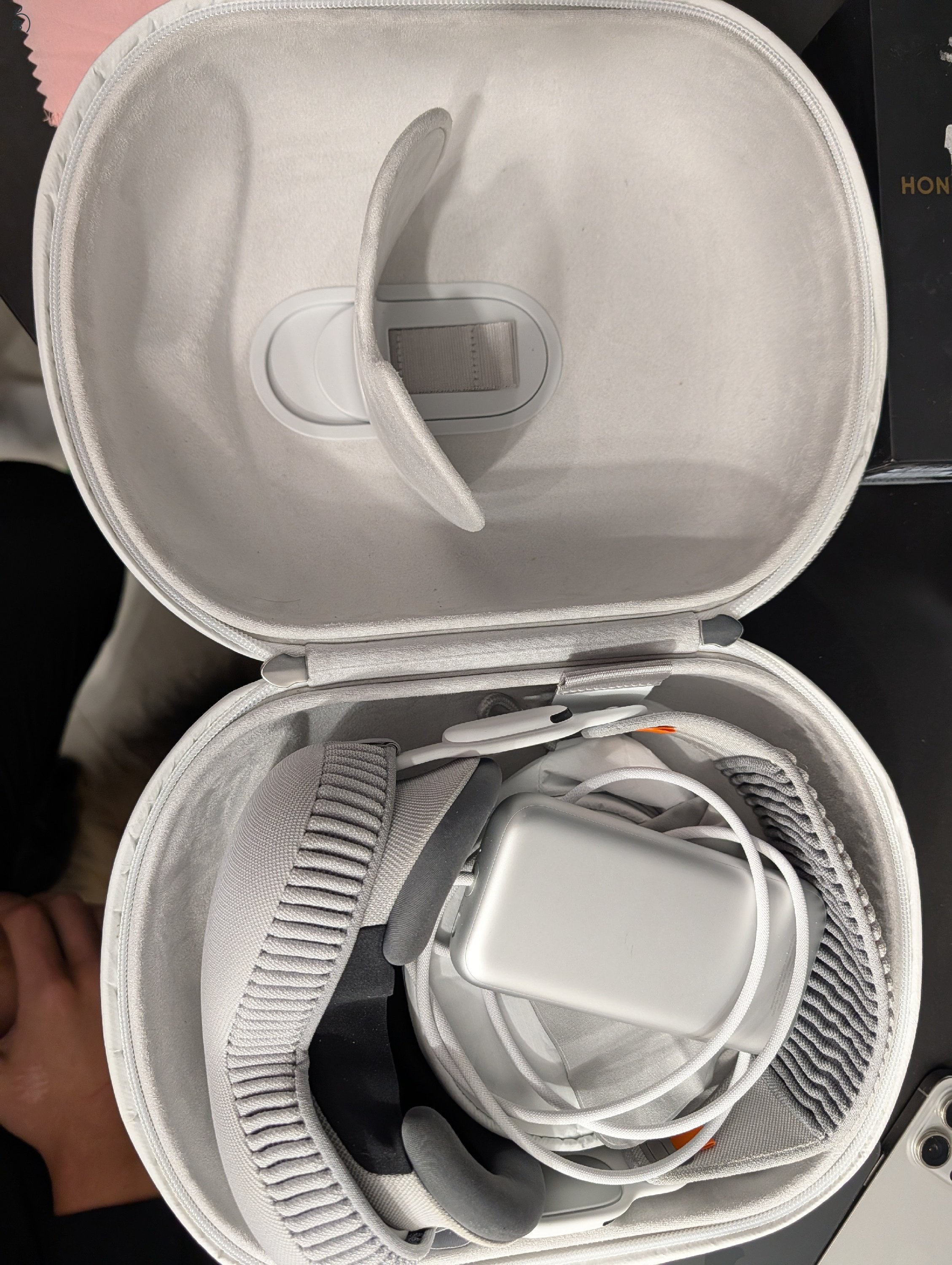 Apple Vision Pro - 256G + Travel Case 