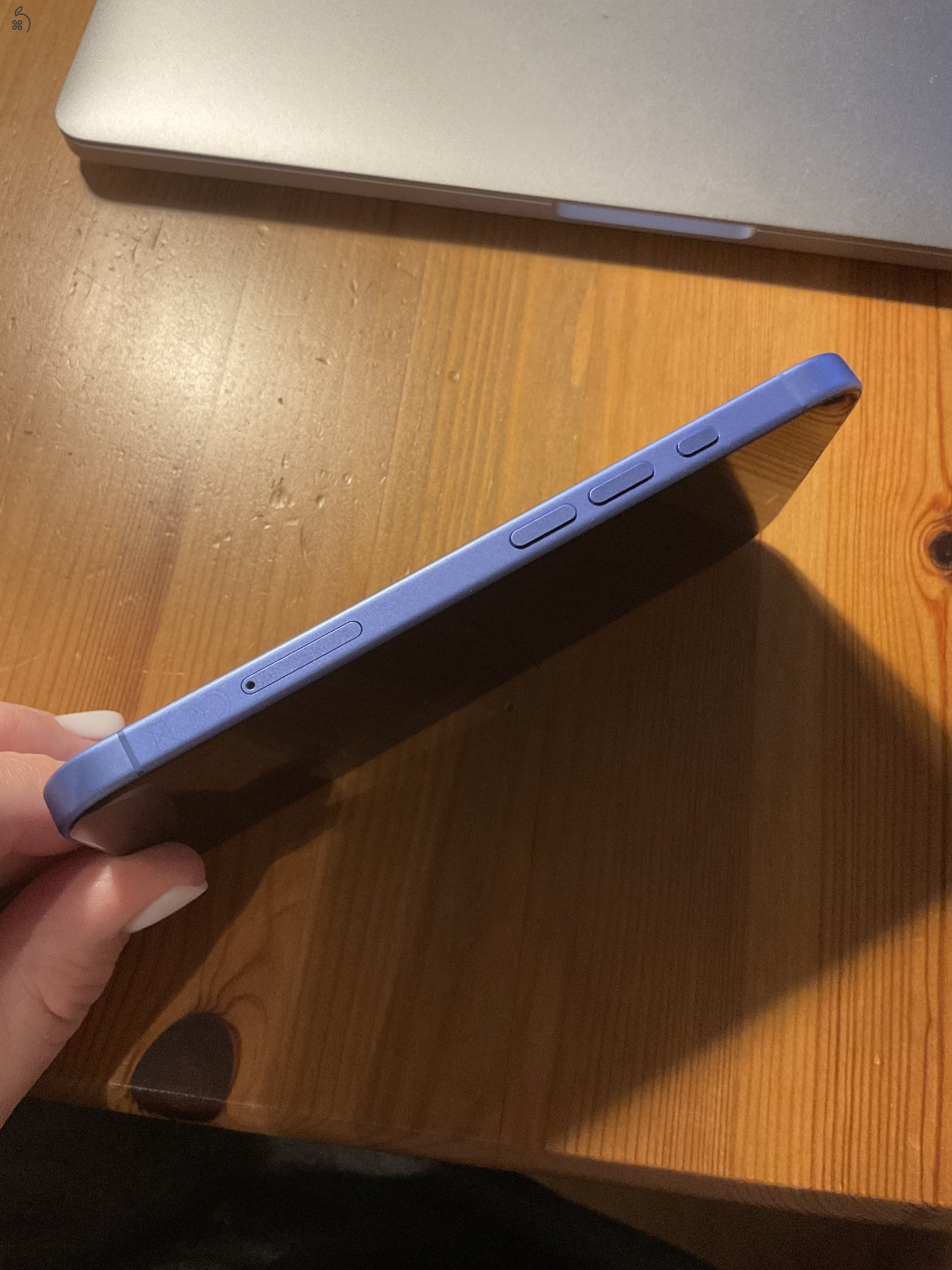 iPhone 16 256GB Ultramarin - újszerű állapot, garanciával 2025 decemberig