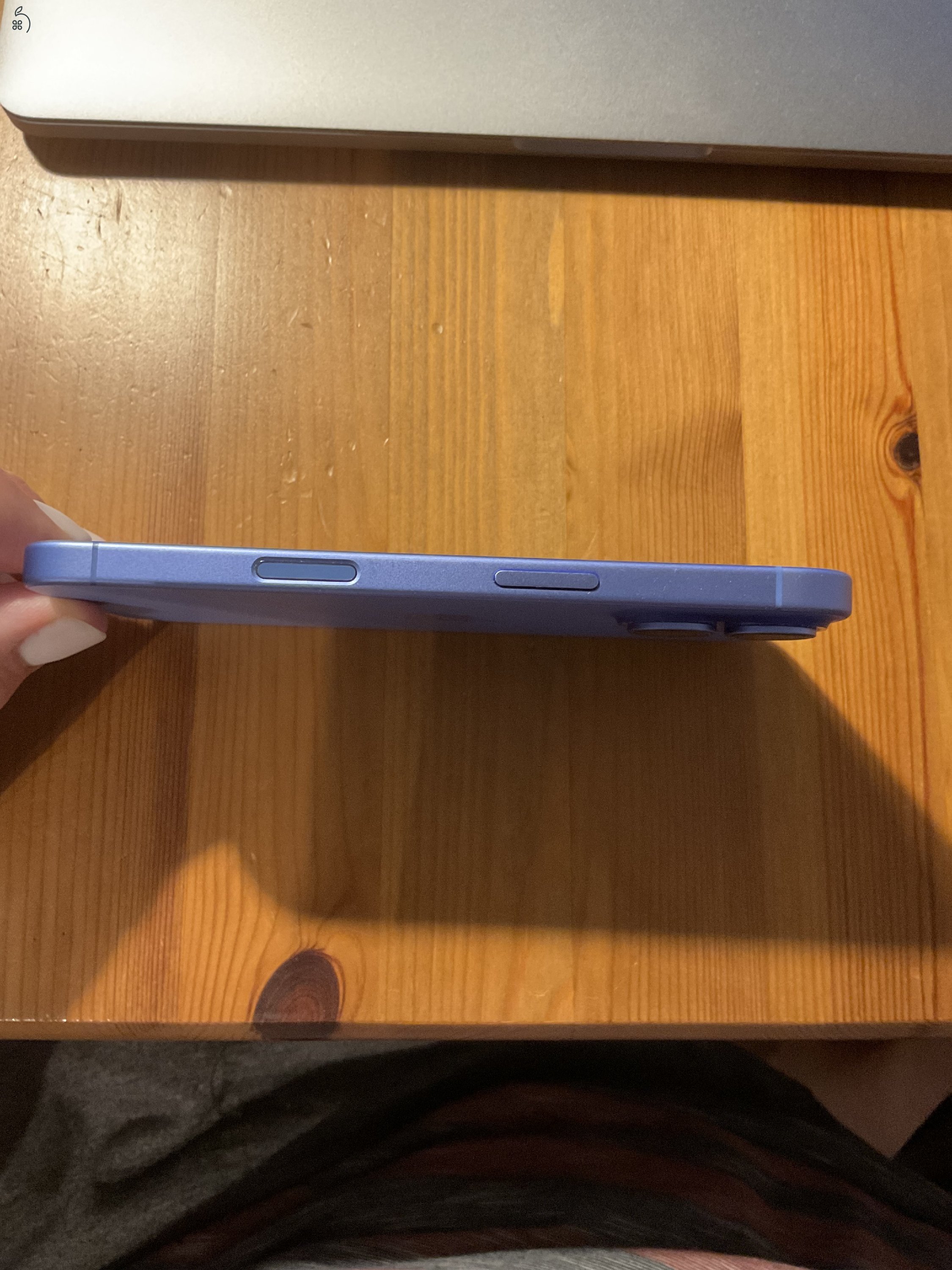 iPhone 16 256GB Ultramarin - újszerű állapot, garanciával 2025 decemberig
