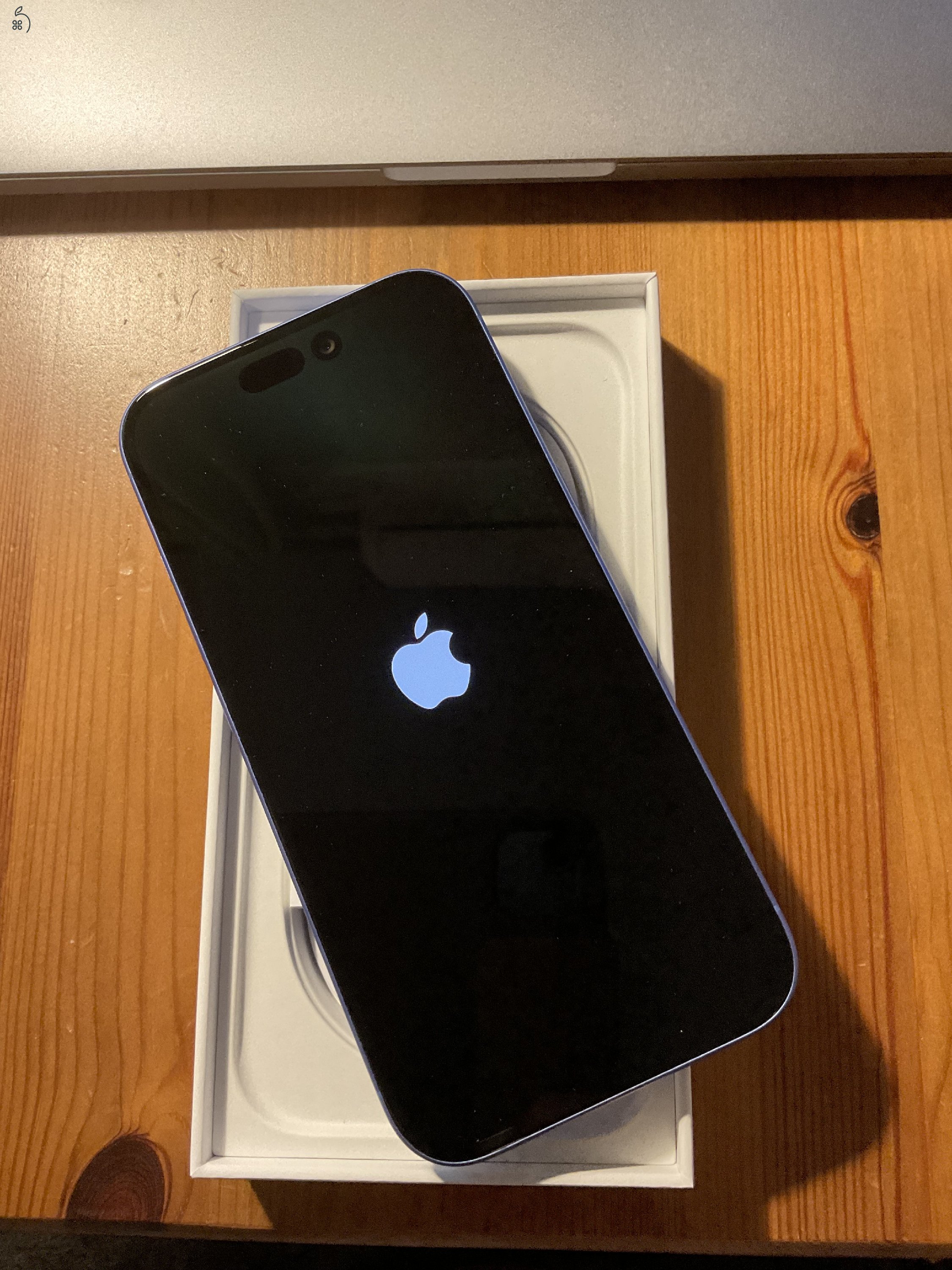 iPhone 16 256GB Ultramarin - újszerű állapot, garanciával 2025 decemberig