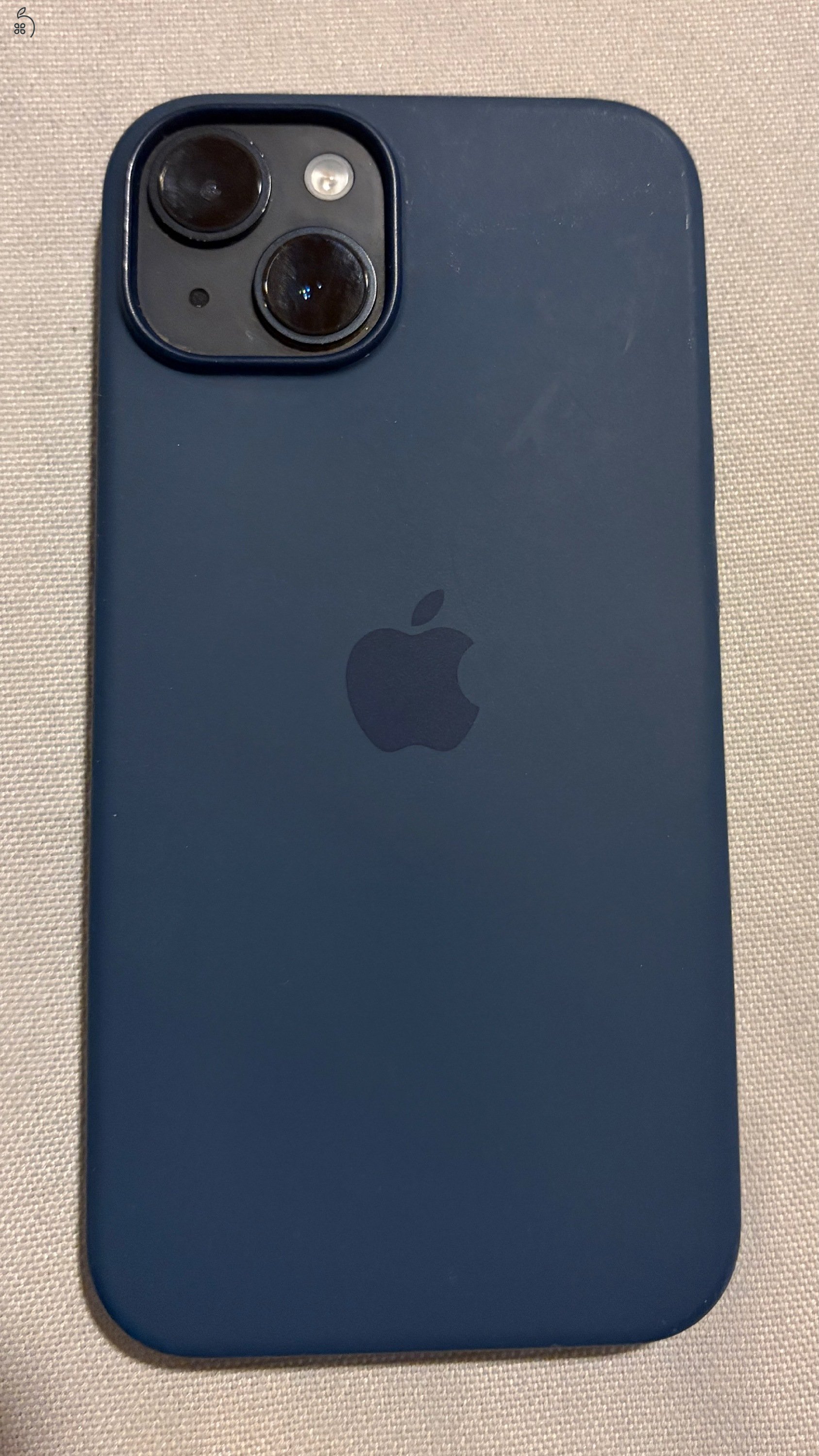 Újszerű fekete iPhone 14 128 GB eredeti kék Apple szilikon tokkal és zöld Nomad Sport tokkal