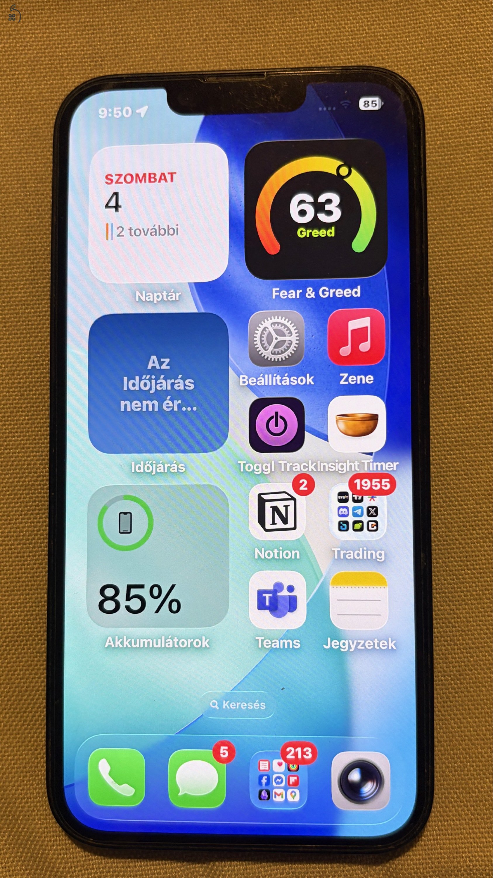 Újszerű fekete iPhone 14 128 GB eredeti kék Apple szilikon tokkal és zöld Nomad Sport tokkal