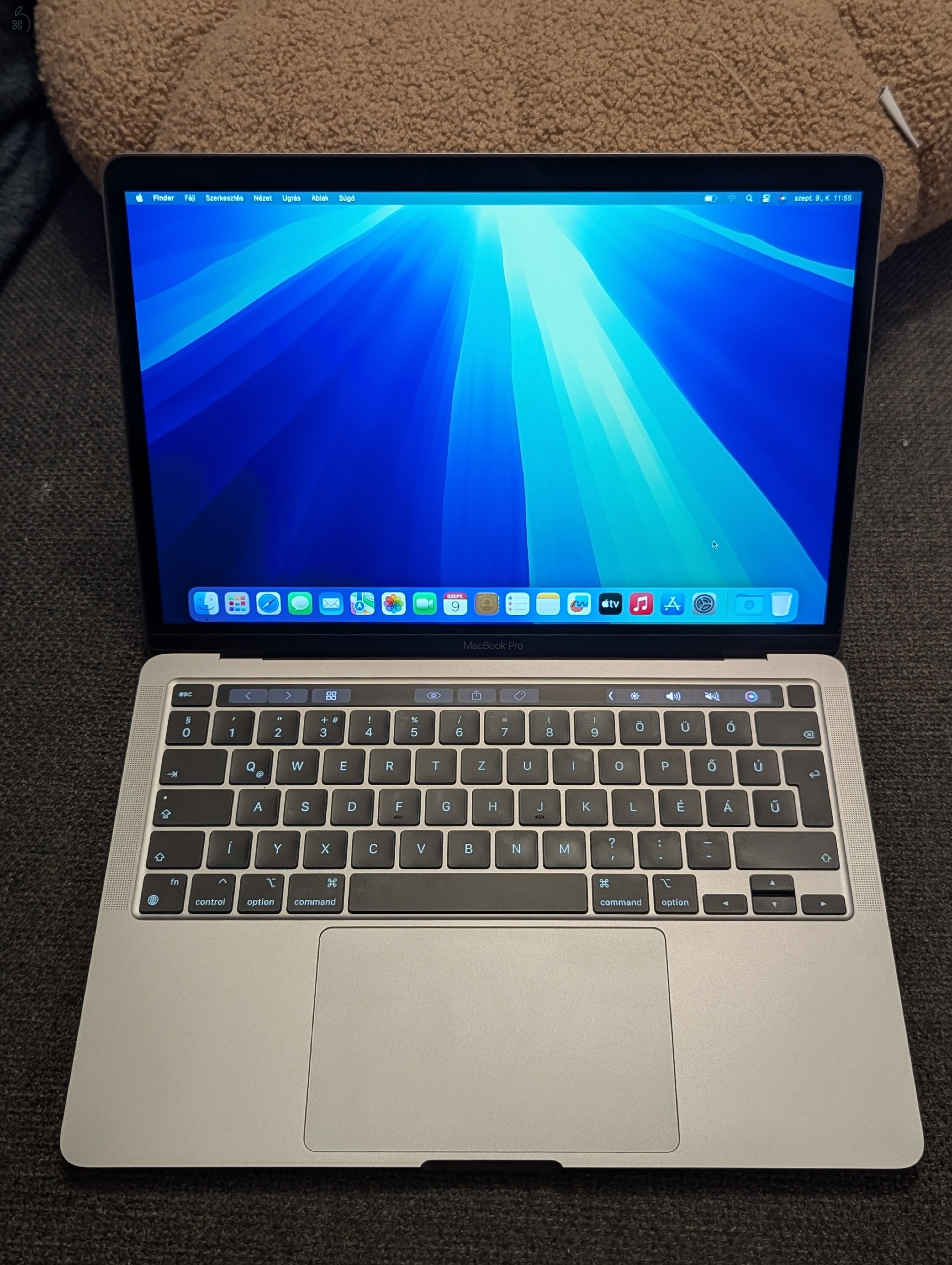 MacBook Pro M1 96% akku, magyar