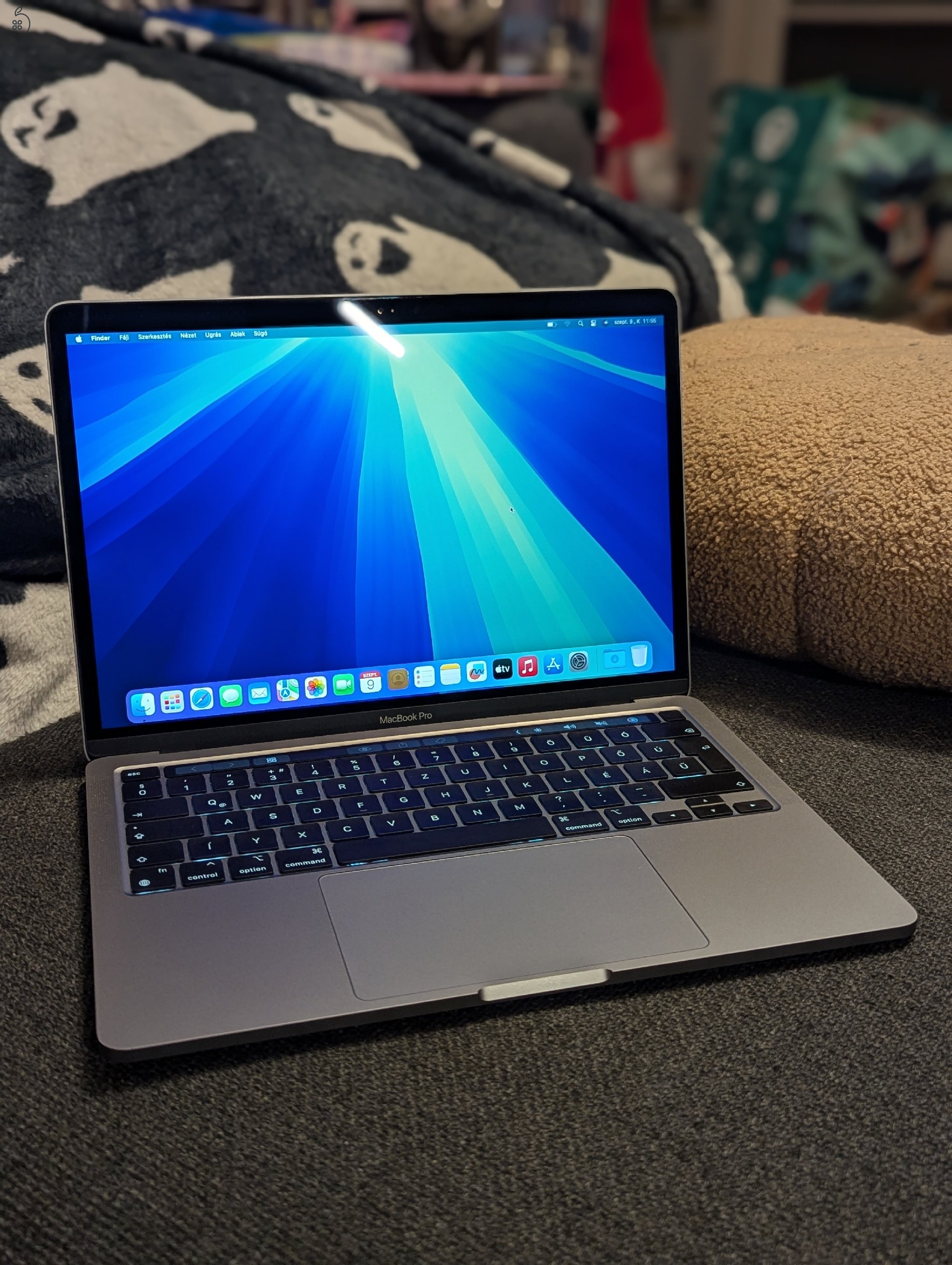 MacBook Pro M1 96% akku, magyar