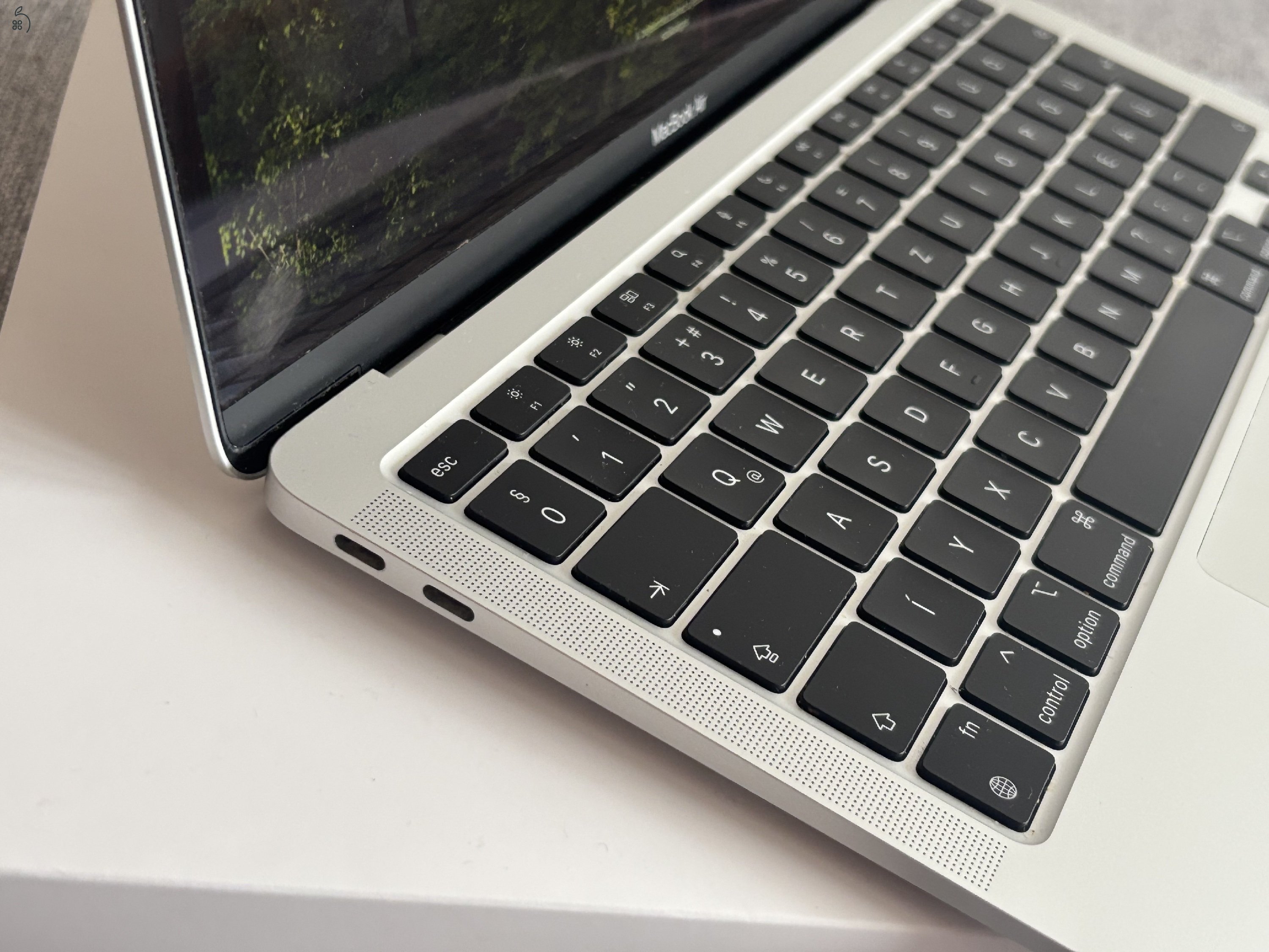 Eladó 13'' MacBook Air 2020 M1 (hibátlan külső, tökéletesen működő)