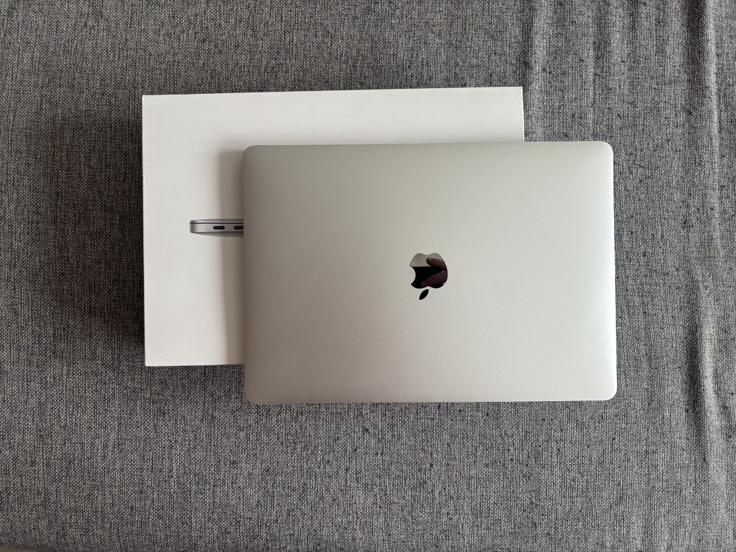 Eladó 13'' MacBook Air 2020 M1 (hibátlan külső, tökéletesen működő)