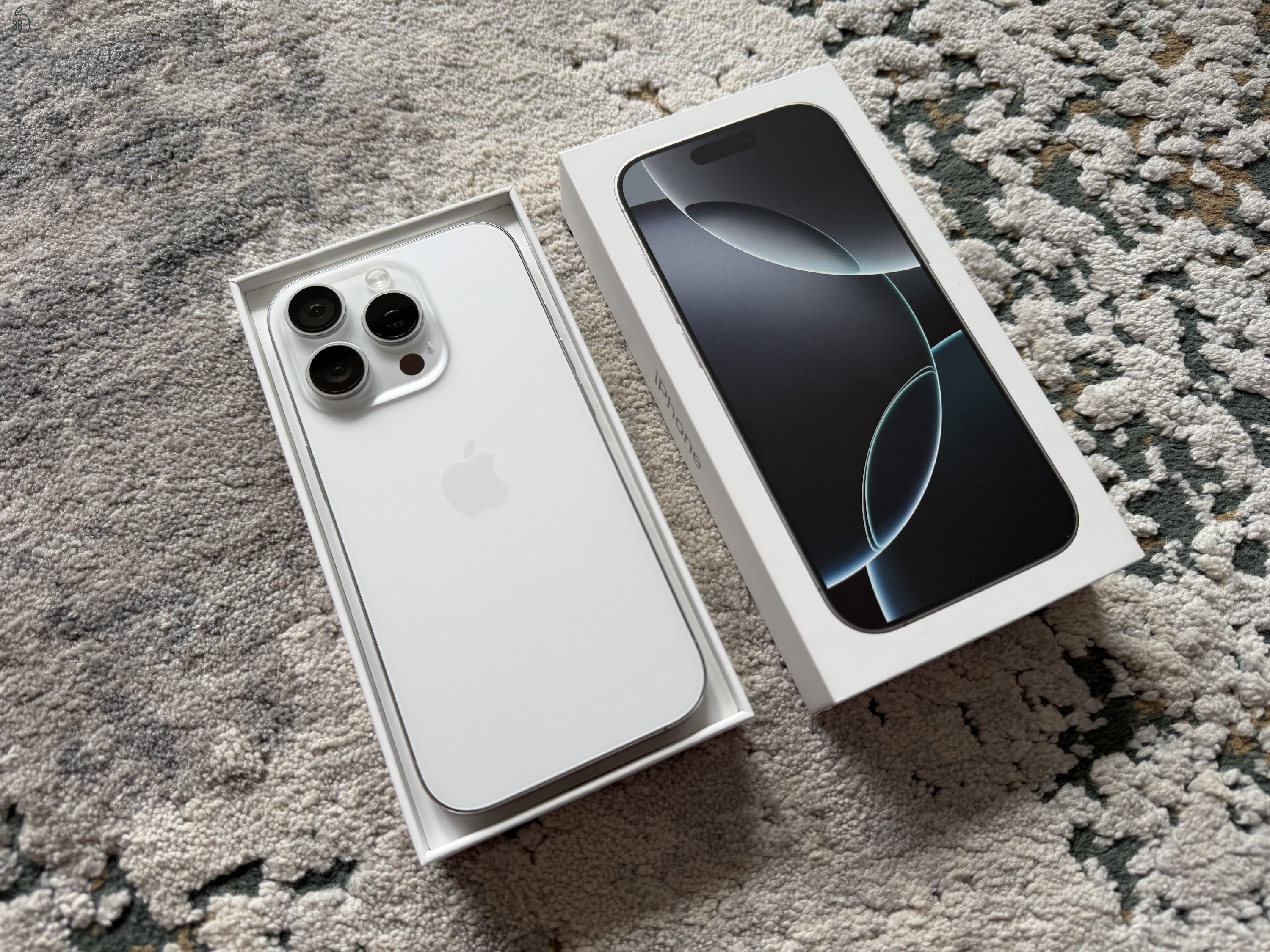 iPhone 16 Pro 256 GB – Fehér Titán – Újszerű állapot, még 2 év jótállás