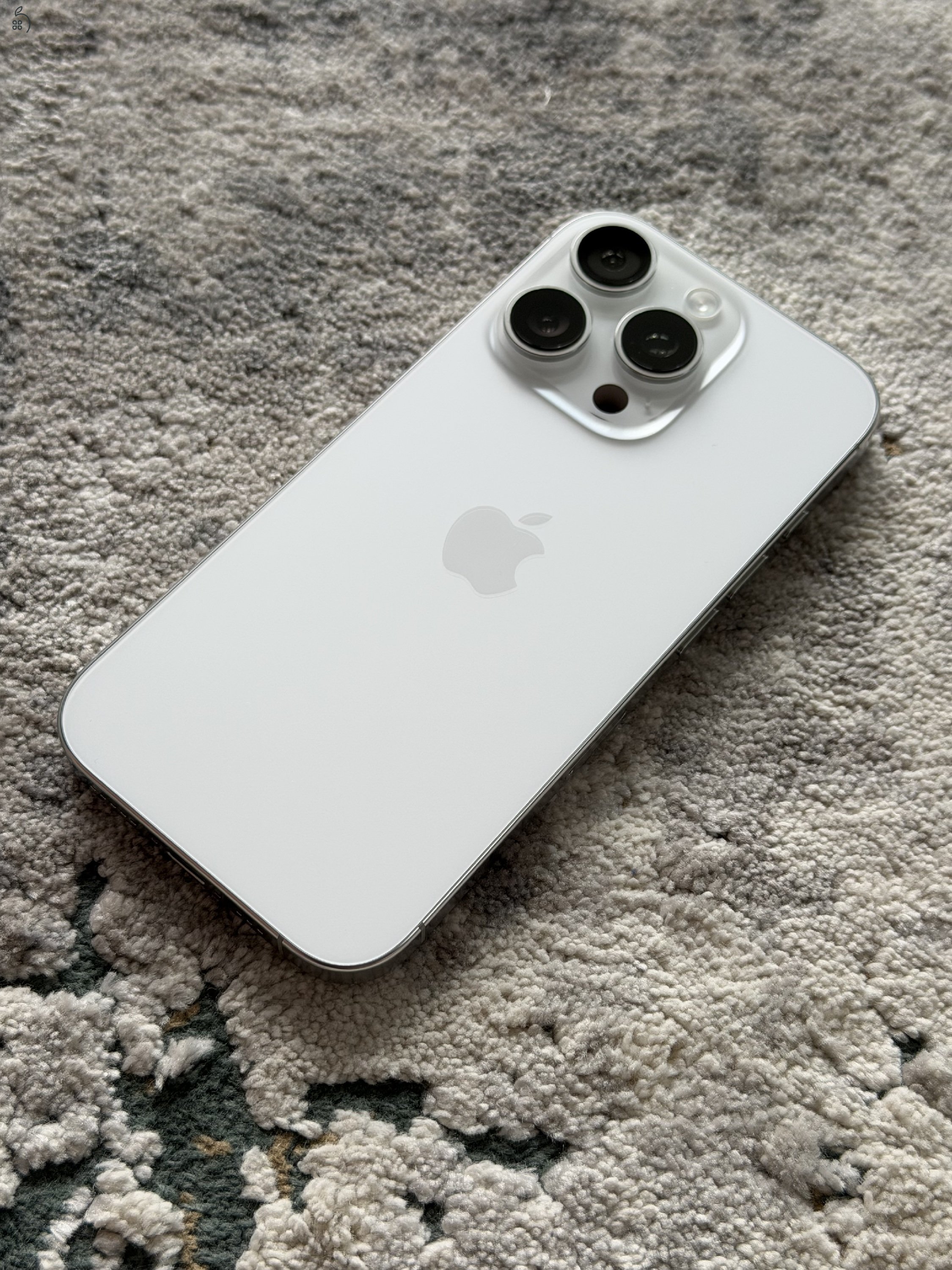iPhone 16 Pro 256 GB – Fehér Titán – Újszerű állapot, még 2 év jótállás