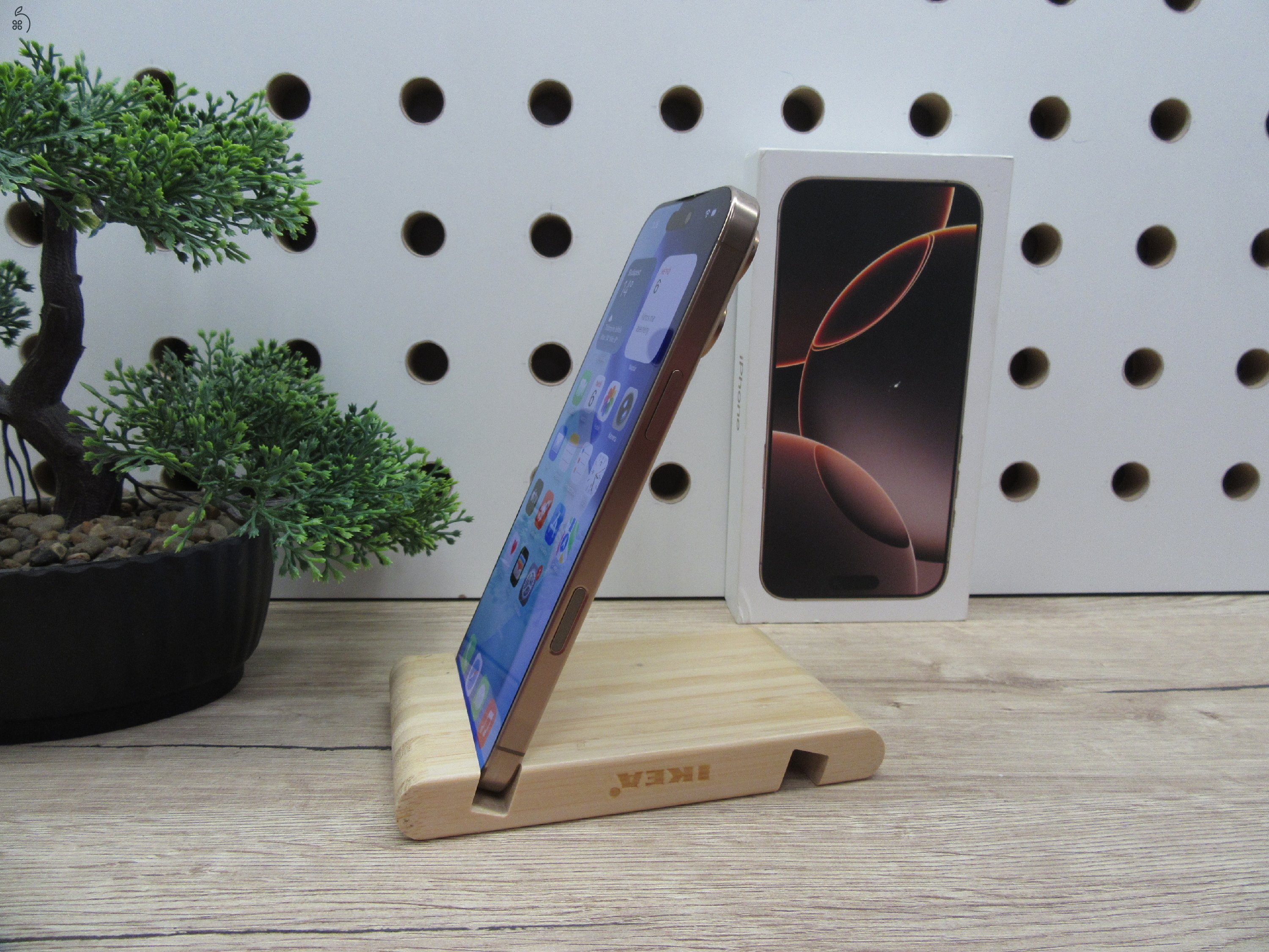 Apple iPhone 16 Pro Max – Desert Titanium – Titán dizájn, Pro kamera, 120 Hz ProMotion – 256 GB – Használt, karcmentes – 90% akku – Garancia 3 hónap