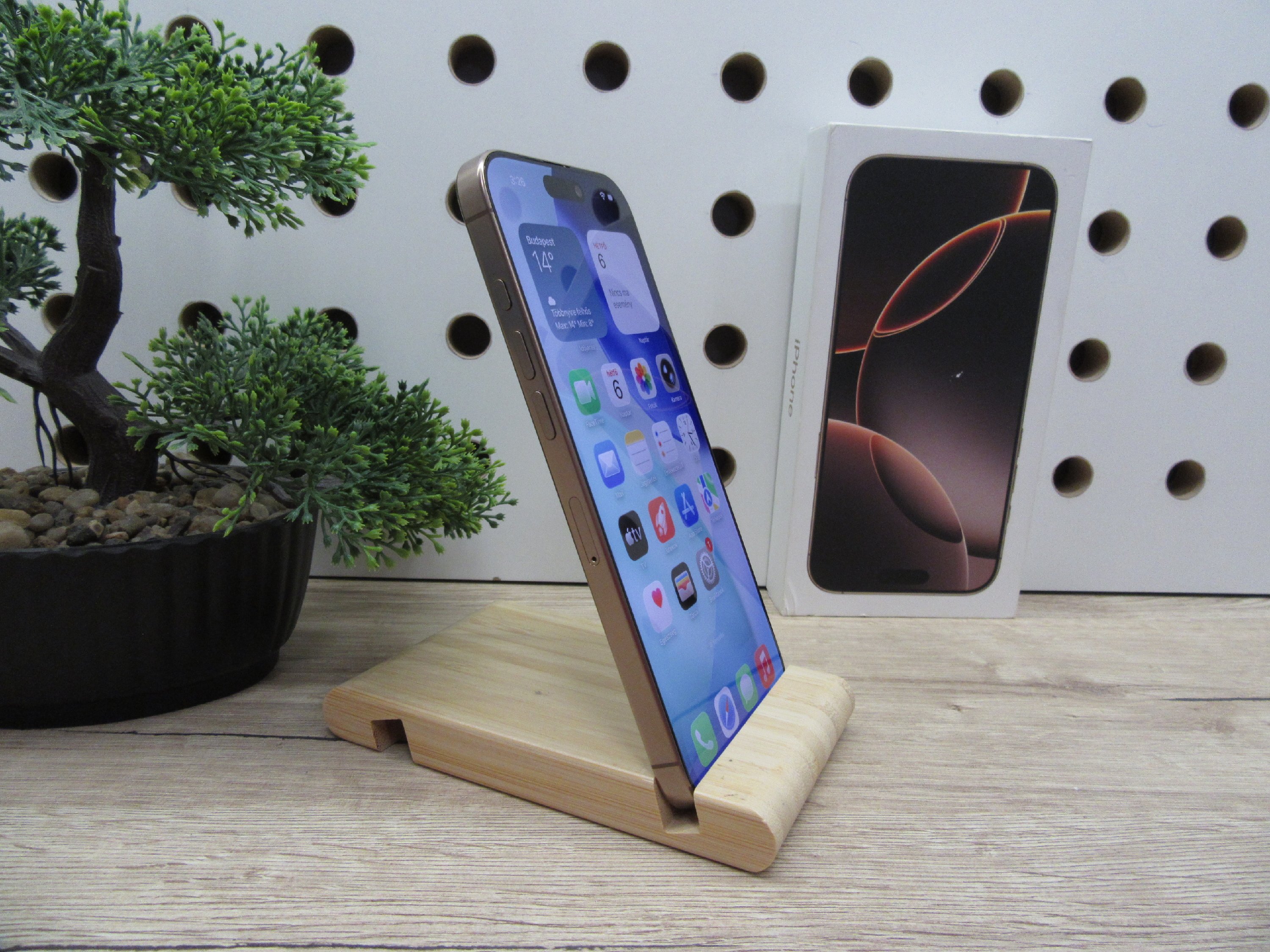Apple iPhone 16 Pro Max – Desert Titanium – Titán dizájn, Pro kamera, 120 Hz ProMotion – 256 GB – Használt, karcmentes – 90% akku – Garancia 3 hónap