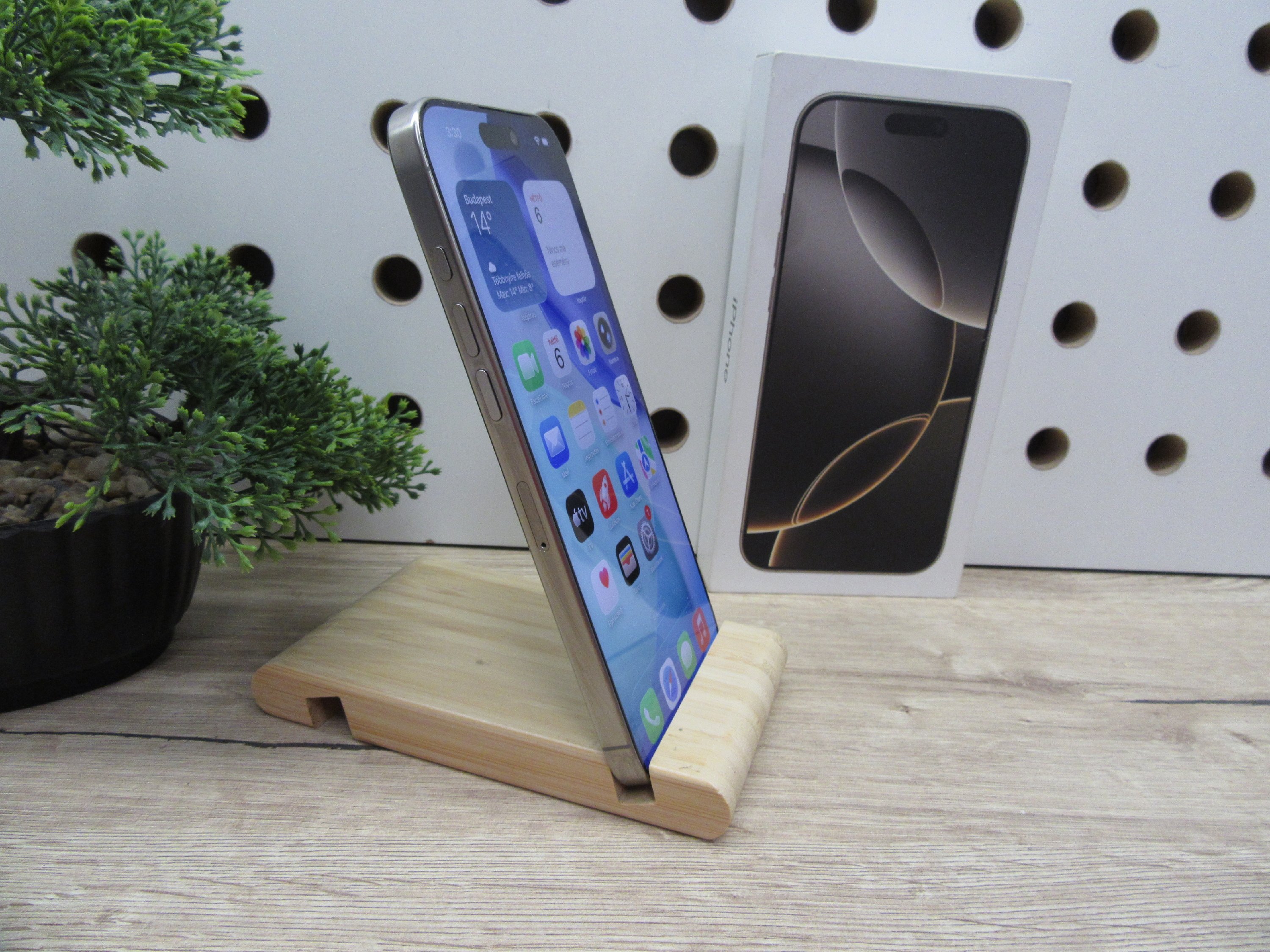 Apple iPhone 16 Pro Max – Natural Titanium – Titán dizájn, Pro kamera 5× zoommal, 120 Hz ProMotion – 256 GB – Használt, karcmentes – 100% akku (64 ciklus) – Garancia 2026. 05. 13-ig