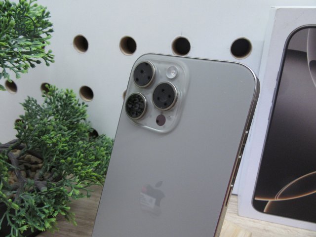Apple iPhone 16 Pro Max – Natural Titanium – Titán dizájn, Pro kamera 5× zoommal, 120 Hz ProMotion – 256 GB – Használt, karcmentes – 100% akku (64 ciklus) – Garancia 2026. 05. 13-ig