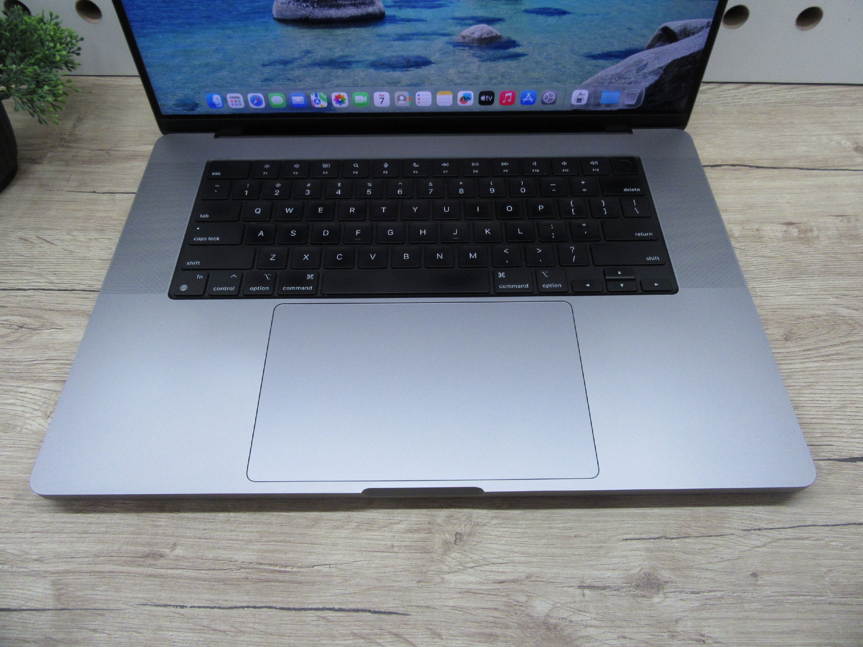 Apple MacBook Pro 16 (2021, M1 Pro) – Liquid Retina XDR, ProMotion 120 Hz, 32 GB RAM – 512 GB SSD – Használt, karcmentes (USA bill.) – 84% akku (208 ciklus) – 3 hónap garancia