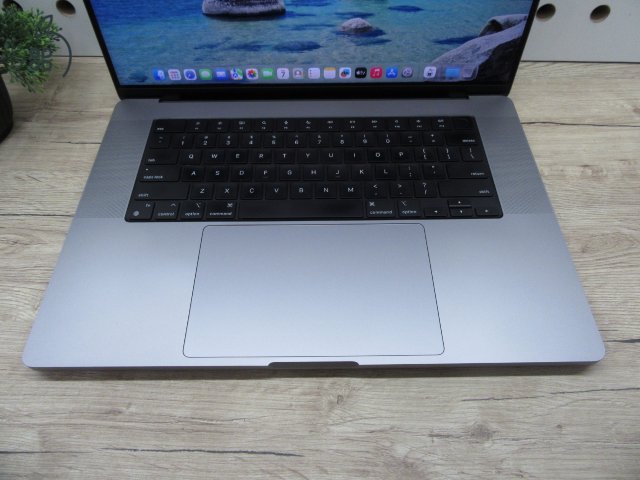 Apple MacBook Pro 16 (2021, M1 Pro) – Liquid Retina XDR, ProMotion 120 Hz, 32 GB RAM – 512 GB SSD – Használt, karcmentes (USA bill.) – 84% akku (208 ciklus) – 3 hónap garancia