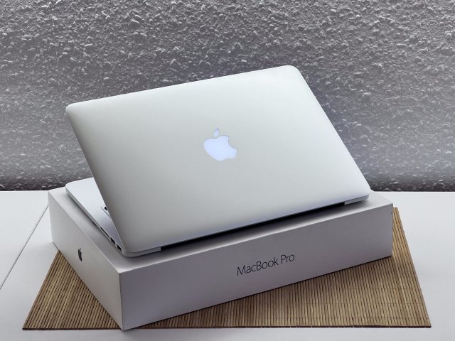 Hibátlan MacBook Pro 2015 Silver  i5 13” 256GB 2 ÉV Garanciával Számlával