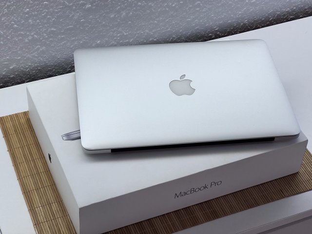Hibátlan MacBook Pro 2015 Silver  i5 13” 256GB 2 ÉV Garanciával Számlával
