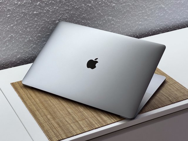 Hibátlan MacBook Pro 2017 15” i7  256GB 2 ÉV Garanciával Számlával