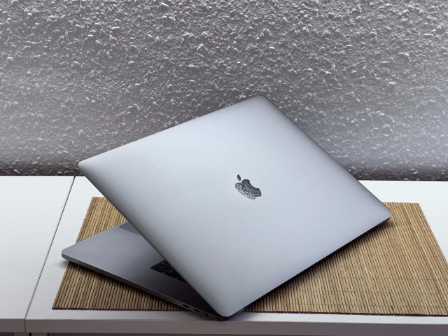 Hibátlan MacBook Pro 2017 15” i7  256GB 2 ÉV Garanciával Számlával