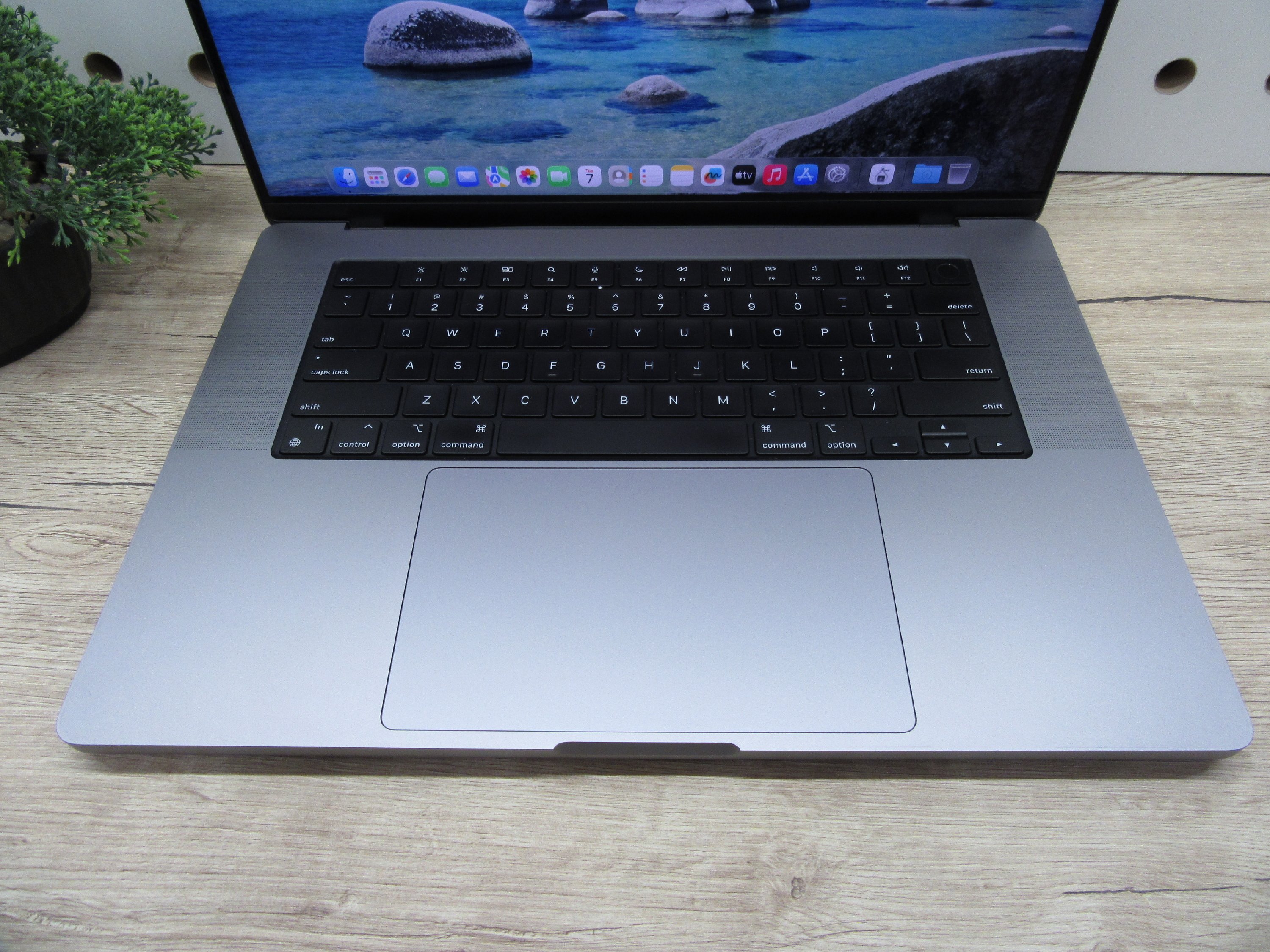 Apple MacBook Pro 16 (2021, M1 Pro) – Liquid Retina XDR, ProMotion 120 Hz – 32 GB RAM / 512 GB SSD – Használt, karcmentes (USA bill.) – 86% akku (209 ciklus) – 3 hónap garancia