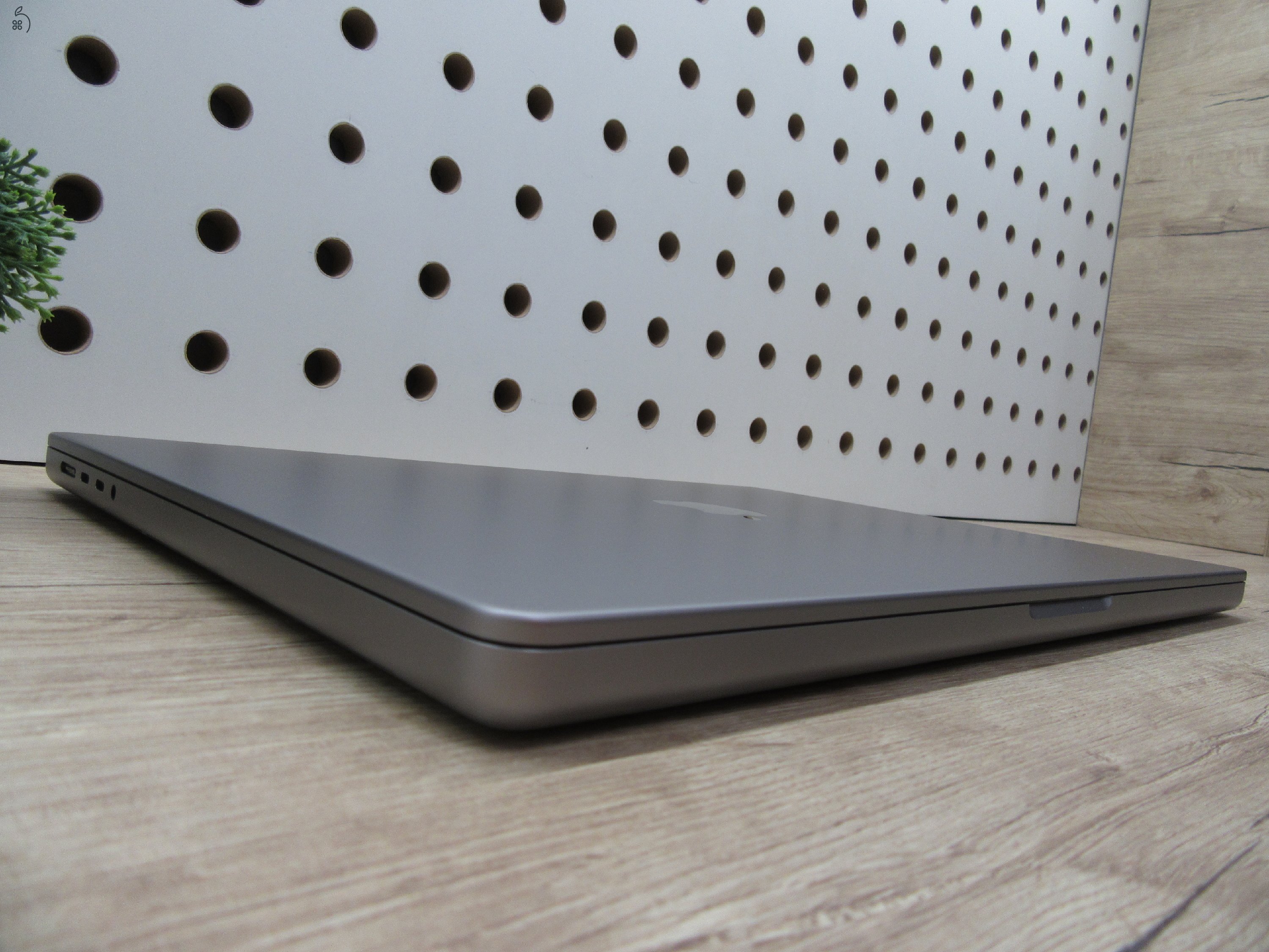 Apple MacBook Pro 16 (2021, M1 Pro) – Liquid Retina XDR, ProMotion 120 Hz – 32 GB RAM / 512 GB SSD – Használt, karcmentes (USA bill.) – 86% akku (209 ciklus) – 3 hónap garancia