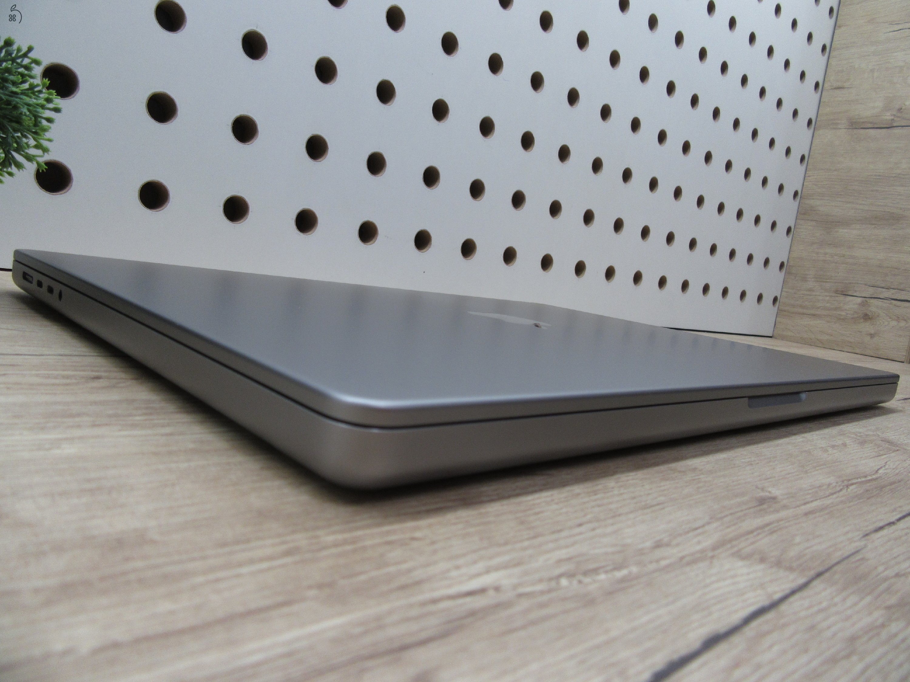 Apple MacBook Pro 16 (2021, M1 Pro) – Liquid Retina XDR, ProMotion 120 Hz, 32 GB RAM – 512 GB SSD – Használt, karcmentes – 92% akku (335 ciklus) – 3 hónap garancia - USA Bill