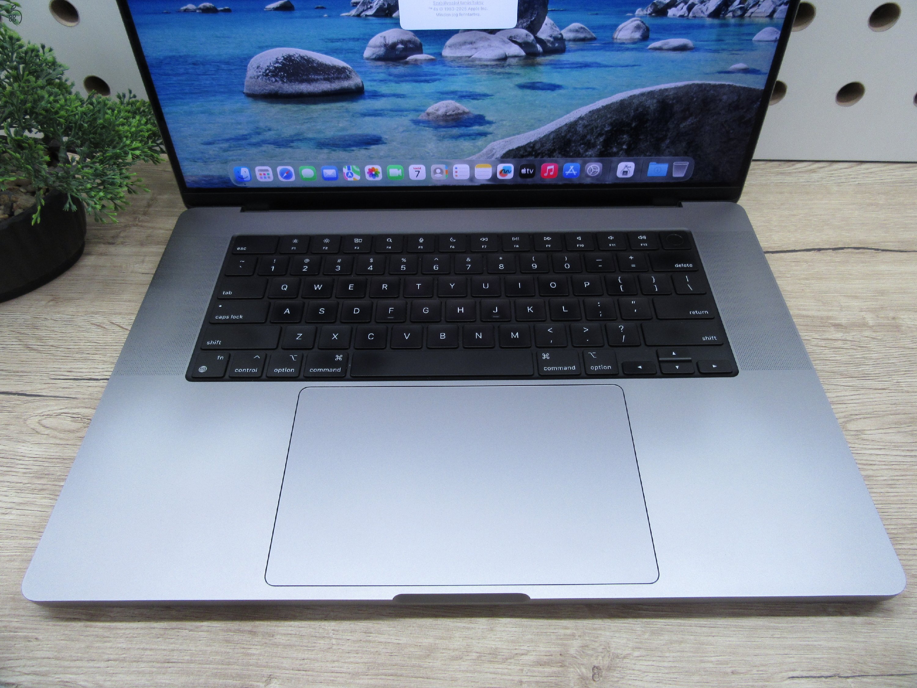Apple MacBook Pro 16 (2021, M1 Pro) – Liquid Retina XDR, ProMotion 120 Hz, 32 GB RAM – 512 GB SSD – Használt, karcmentes – 92% akku (335 ciklus) – 3 hónap garancia - USA Bill