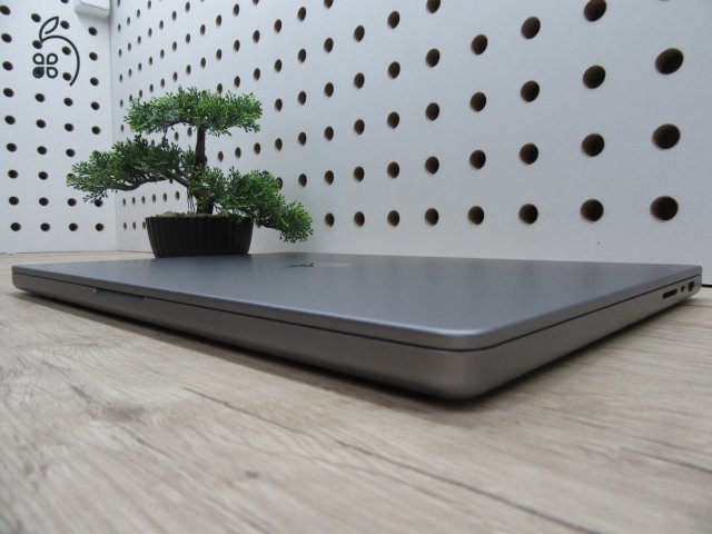 Apple MacBook Pro 16 (2021, M1 Max) – Liquid Retina XDR, 120 Hz ProMotion, 32-magos GPU – 32 GB / 500 GB – Használt, karcmentes – 43 ciklus – 3 hónap garancia - USA bill