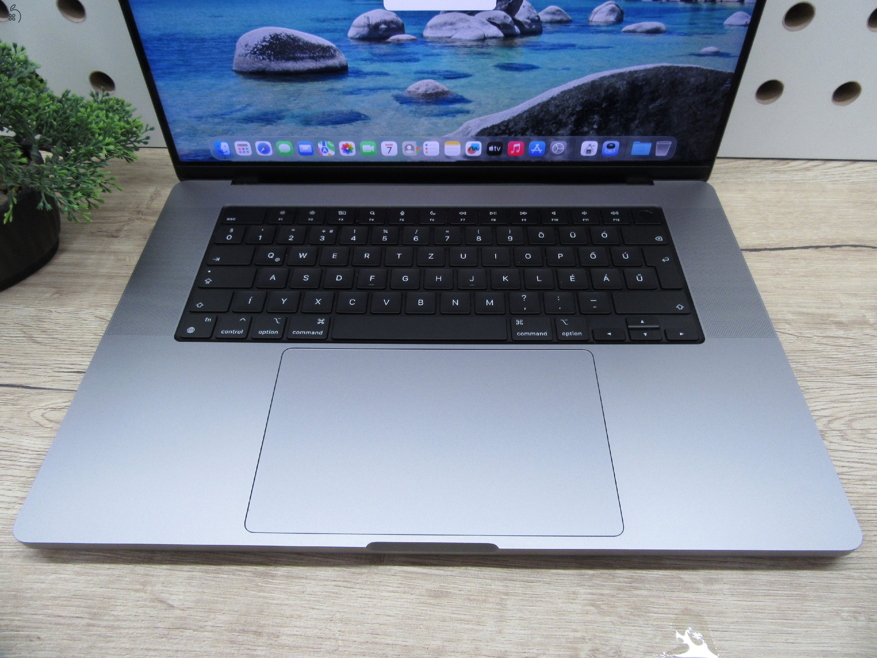 Apple MacBook Pro 16 (2021, M1 Pro) – Liquid Retina XDR, ProMotion 120 Hz – 32 GB RAM / 512 GB SSD – Használt, szép állapot – 86% akku (463 ciklus) – 3 hónap garancia