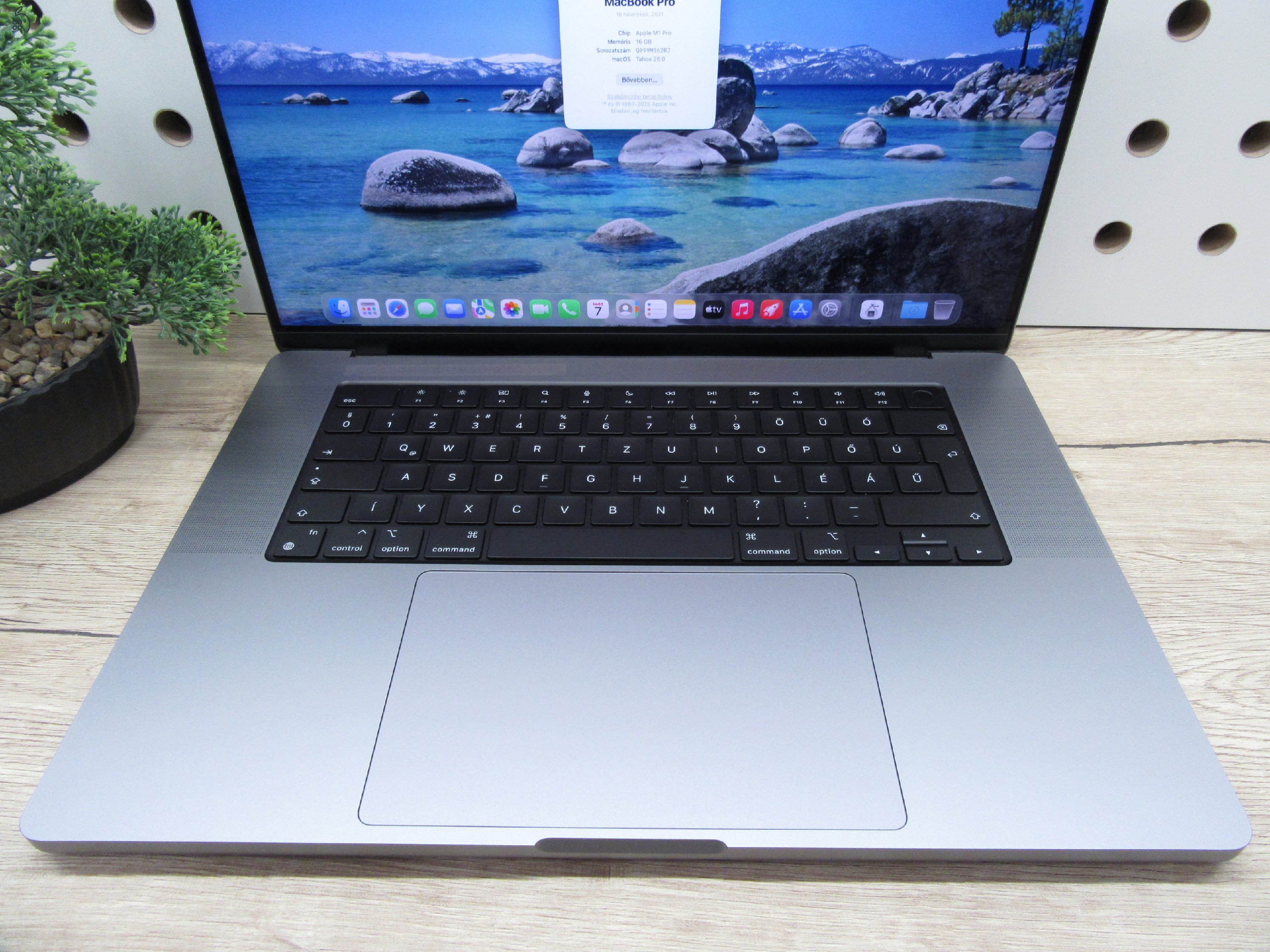 Apple MacBook Pro 16 (2021, M1 Pro) – Liquid Retina XDR, ProMotion 120 Hz – 16 GB RAM / 1 TB SSD – Használt, karcmentes – 87% akku (107 ciklus) – 3 hónap garancia