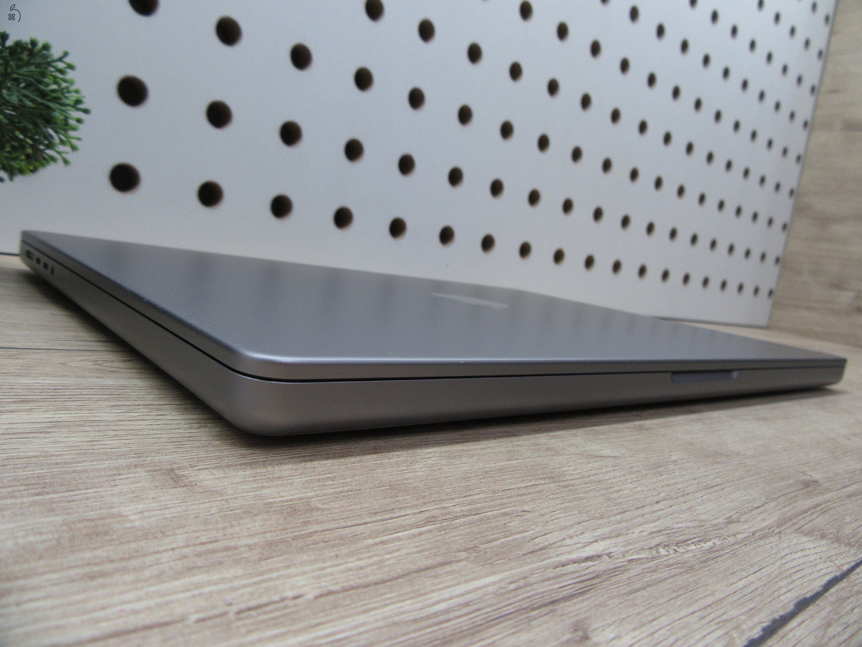 Apple MacBook Pro 16 (2021, M1 Pro) – Liquid Retina XDR, ProMotion 120 Hz – 16 GB RAM / 1 TB SSD – Használt, karcmentes – 87% akku (107 ciklus) – 3 hónap garancia