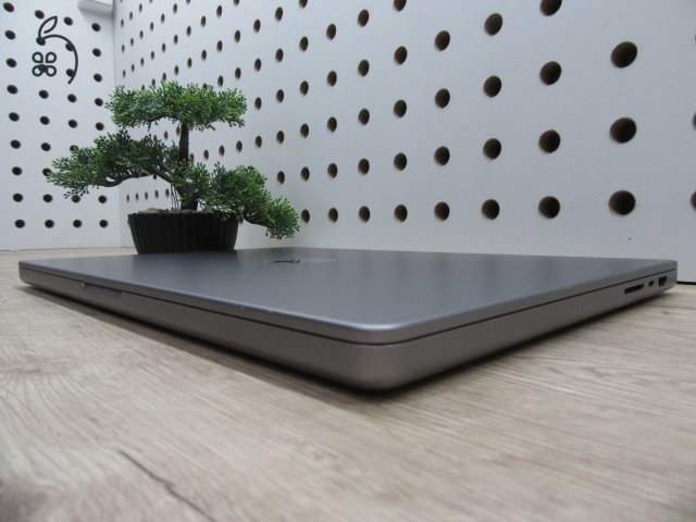 Apple MacBook Pro 16 (2021, M1 Pro) – Liquid Retina XDR, ProMotion 120 Hz – 16 GB RAM / 1 TB SSD – Használt, karcmentes – 87% akku (107 ciklus) – 3 hónap garancia
