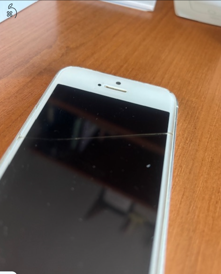 iPhone SE saját dobozában