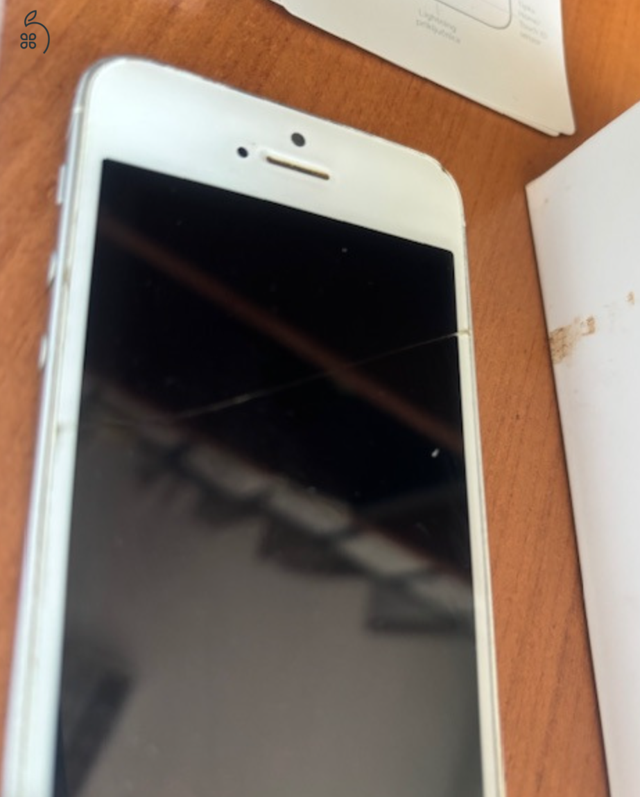 iPhone SE saját dobozában