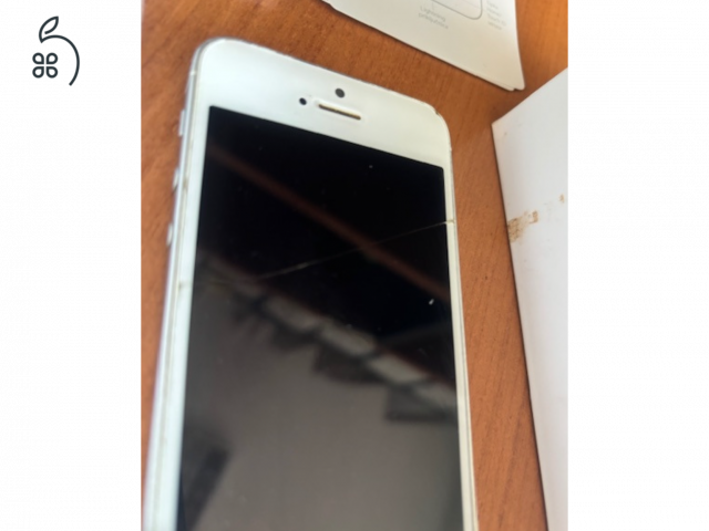 iPhone SE saját dobozában
