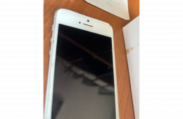 iPhone SE saját dobozában