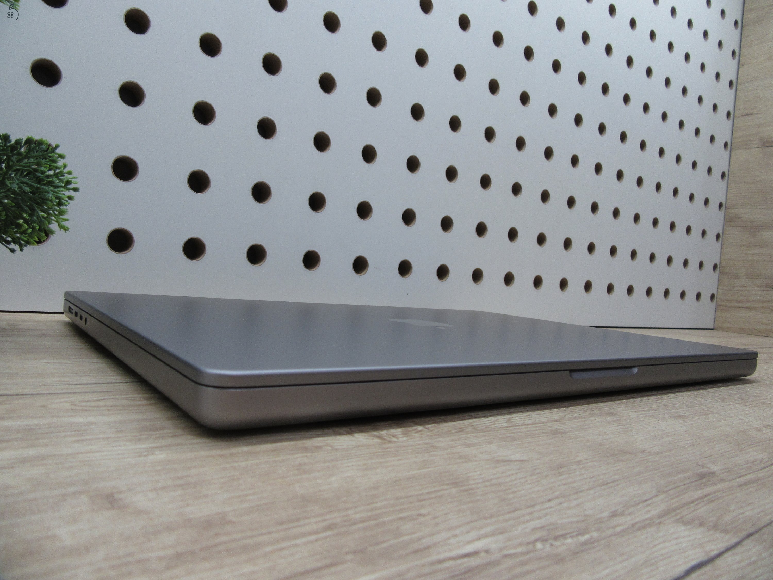 Apple MacBook Pro 16 (2021, M1 Max) – Liquid Retina XDR, ProMotion 120 Hz, 32-magos GPU – 32 GB RAM / 1 TB SSD – Használt, karcmentes – 80% akku (603 ciklus) – 3 hónap garancia