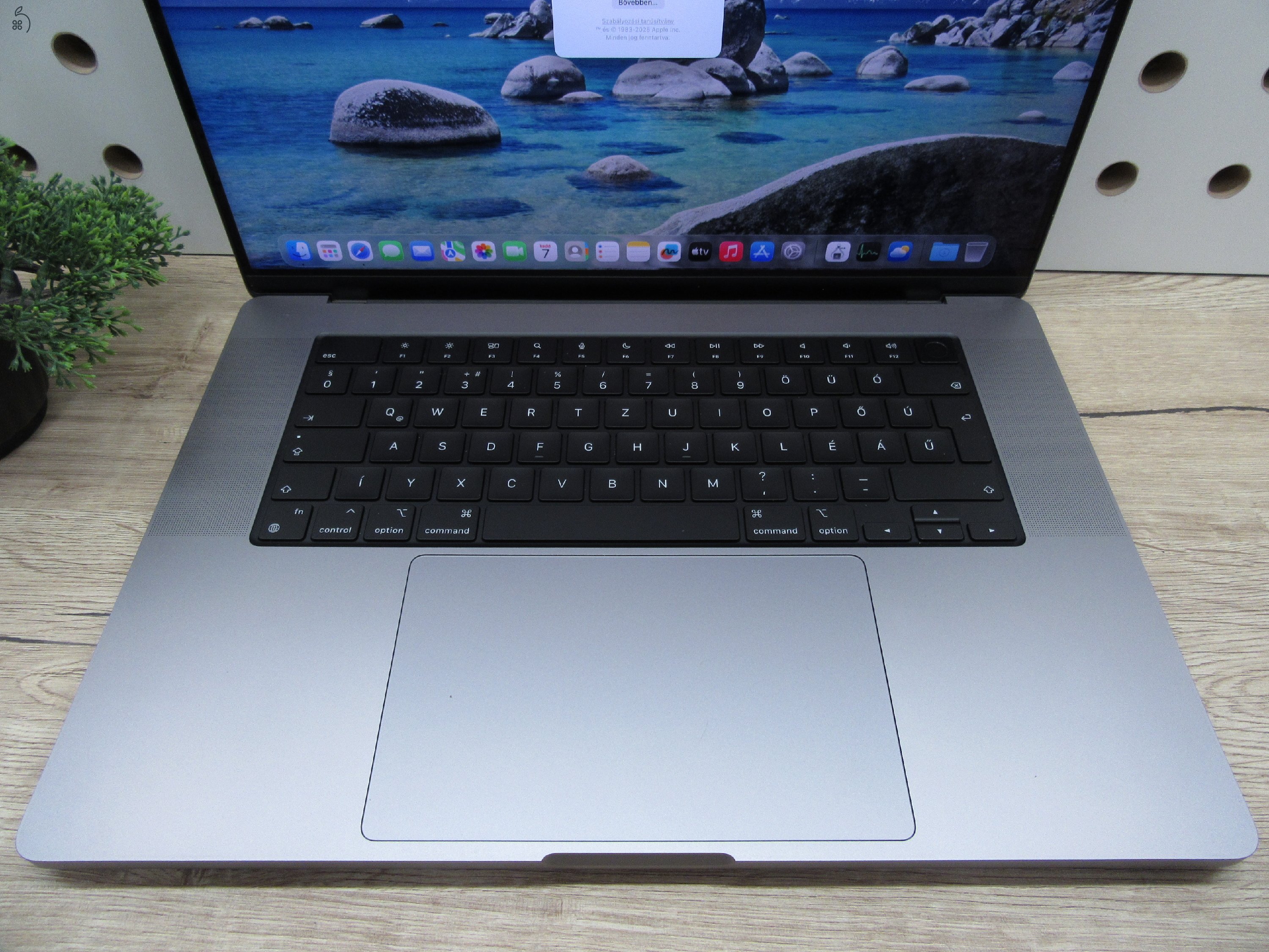Apple MacBook Pro 16 (2021, M1 Max) – Liquid Retina XDR, ProMotion 120 Hz, 32-magos GPU – 32 GB RAM / 1 TB SSD – Használt, karcmentes – 80% akku (603 ciklus) – 3 hónap garancia