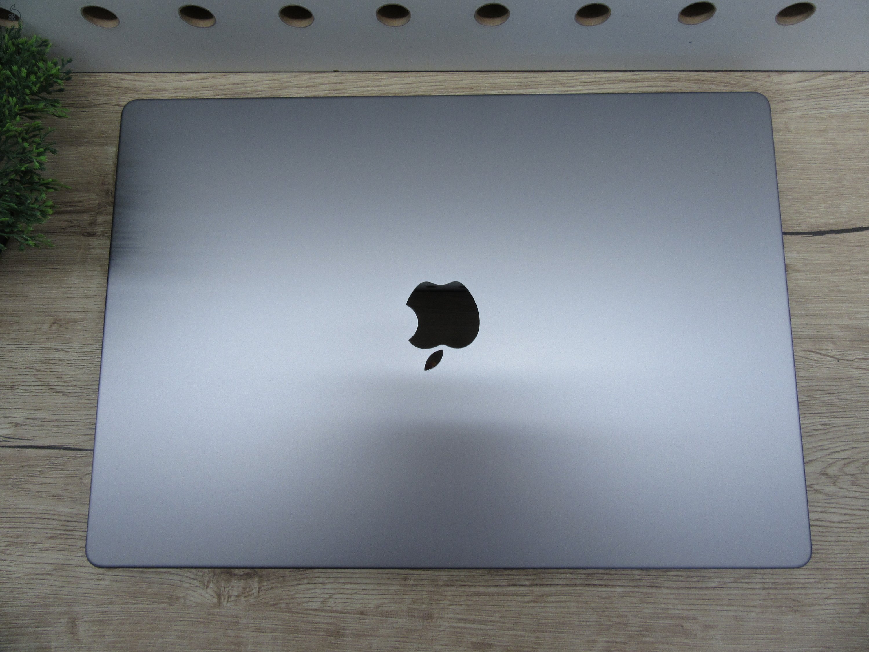 Apple MacBook Pro 16 (2021, M1 Pro) – Liquid Retina XDR, ProMotion 120 Hz – 16 GB RAM / 1 TB SSD – Használt, karcmentes – 94% akku (125 ciklus) – 3 hónap garancia