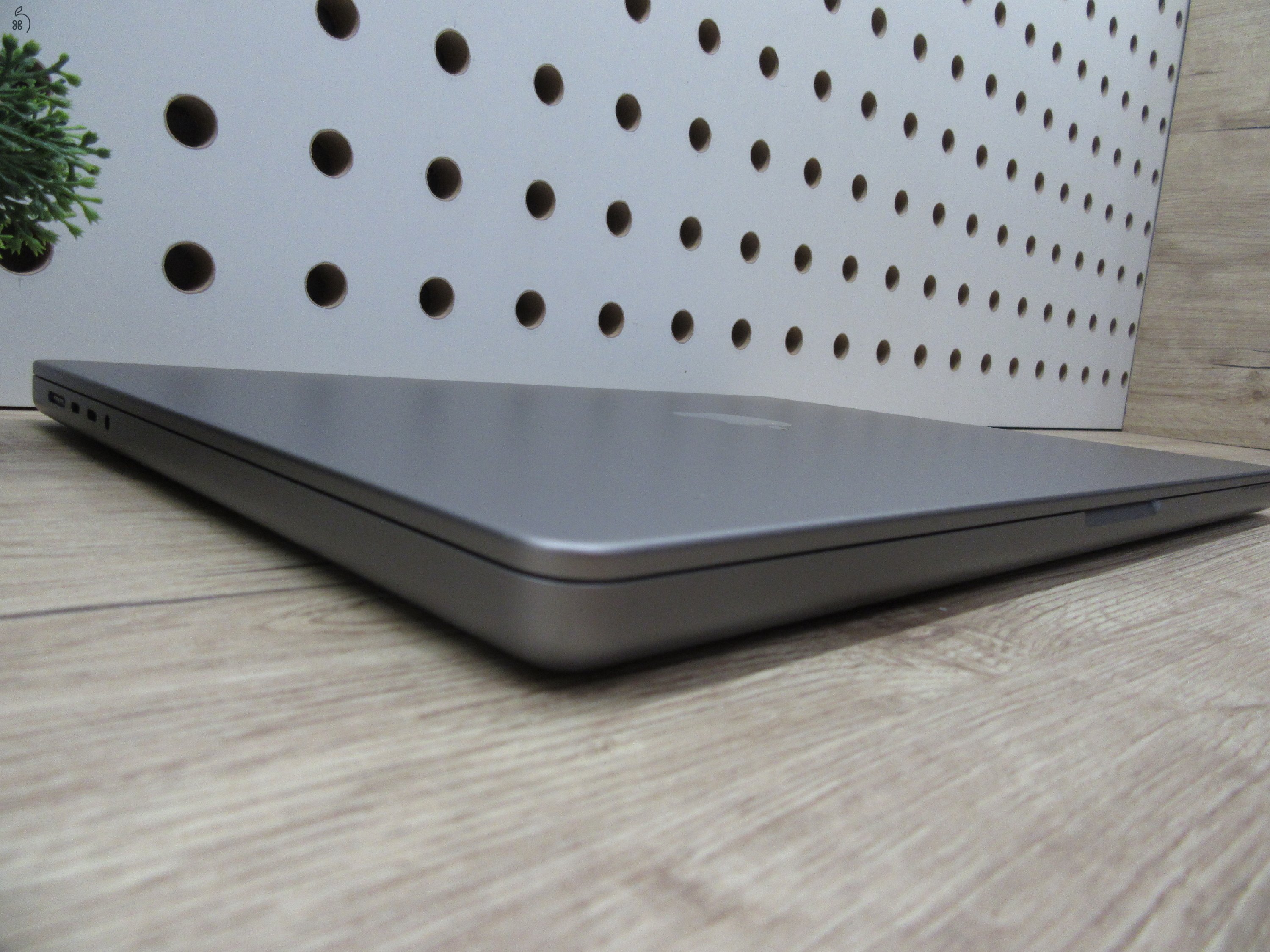 Apple MacBook Pro 16 (2021, M1 Pro) – Liquid Retina XDR, ProMotion 120 Hz – 16 GB RAM / 1 TB SSD – Használt, karcmentes – 94% akku (125 ciklus) – 3 hónap garancia
