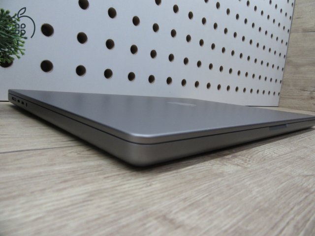 Apple MacBook Pro 16 (2021, M1 Pro) – Liquid Retina XDR, ProMotion 120 Hz – 16 GB RAM / 1 TB SSD – Használt, karcmentes – 94% akku (125 ciklus) – 3 hónap garancia