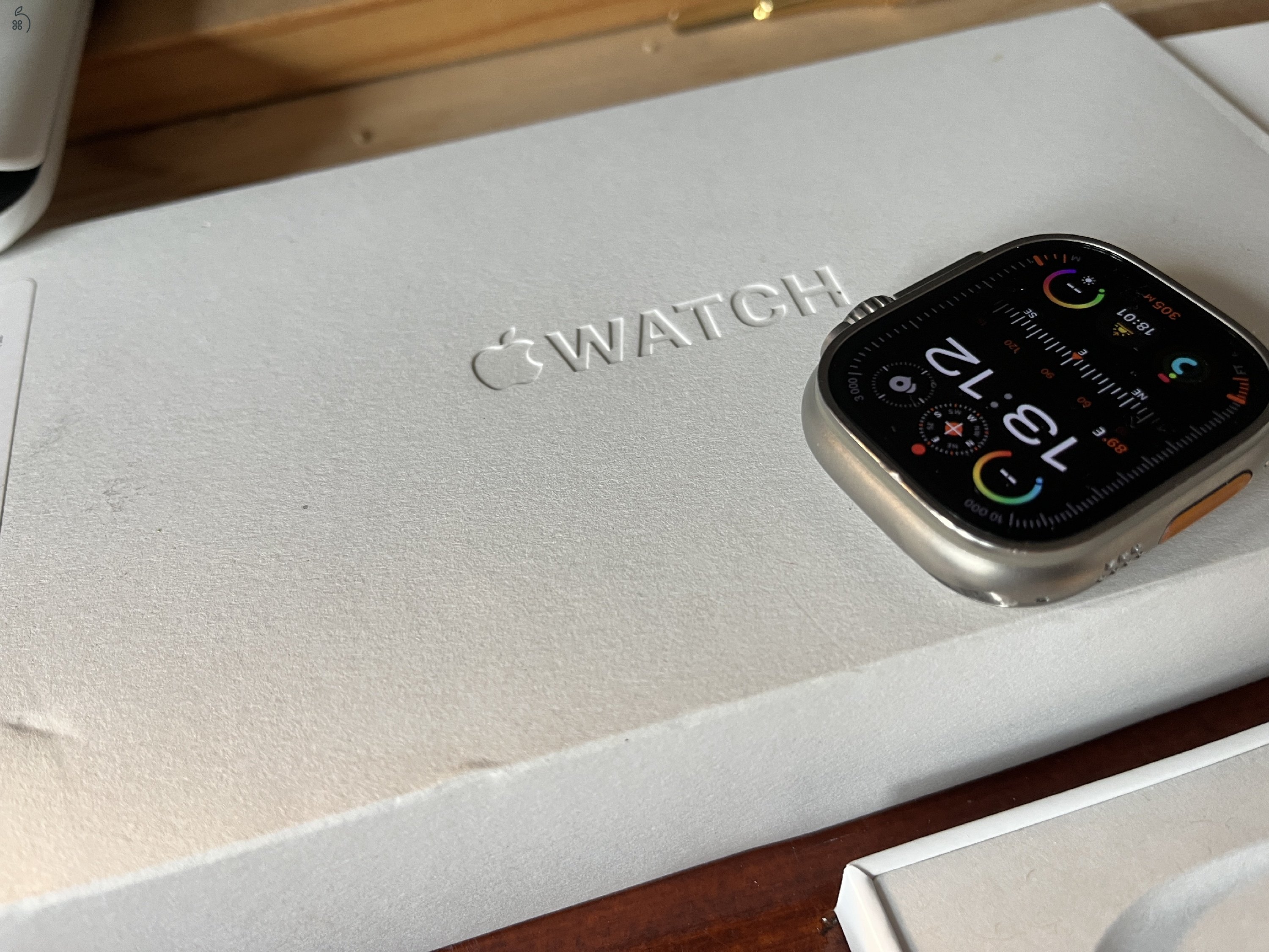 Apple watch Ultra szíjjakkal, töltőkkel