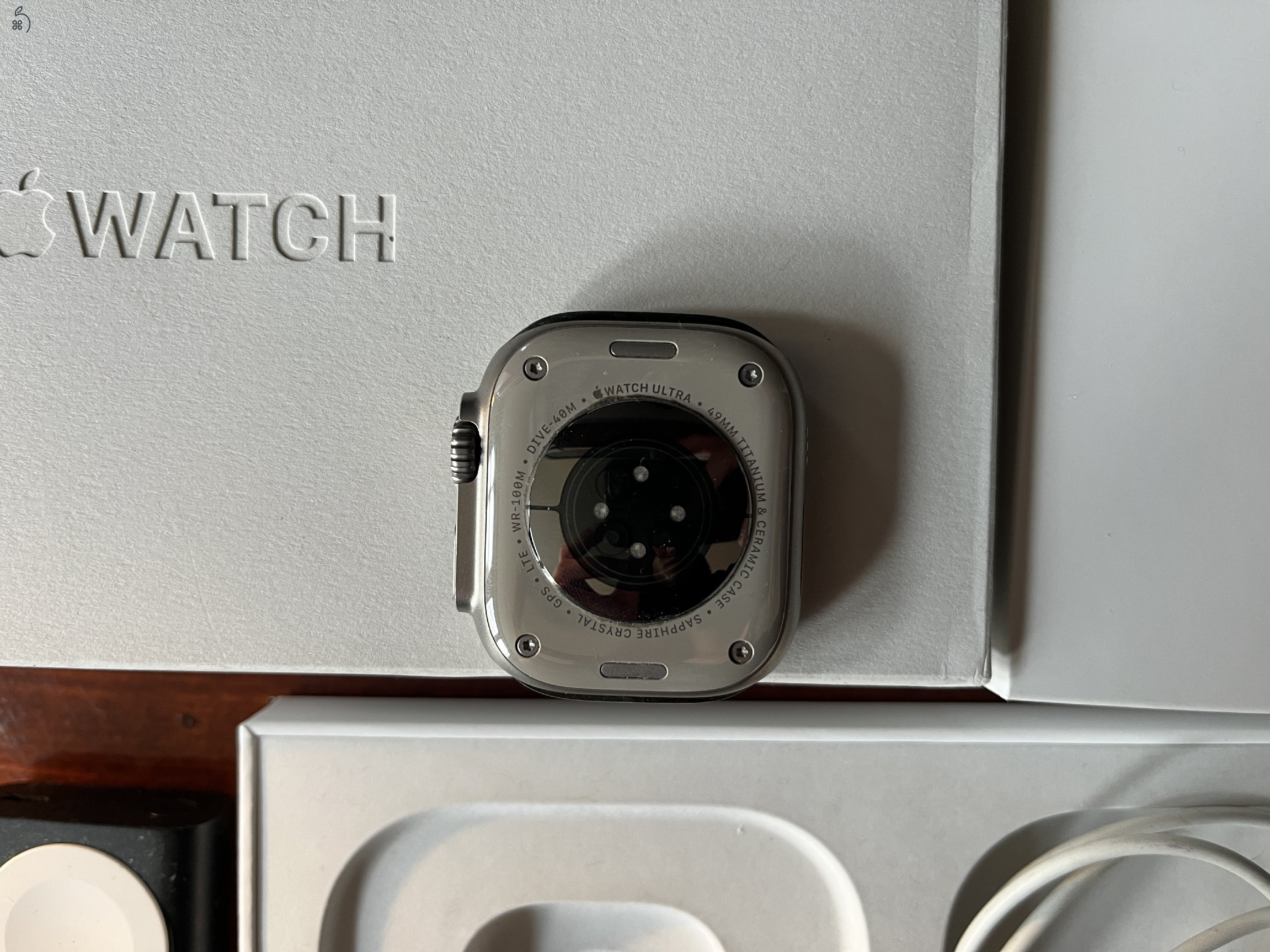 Apple watch Ultra szíjjakkal, töltőkkel