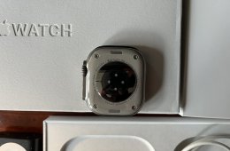Apple watch Ultra szíjjakkal, töltőkkel