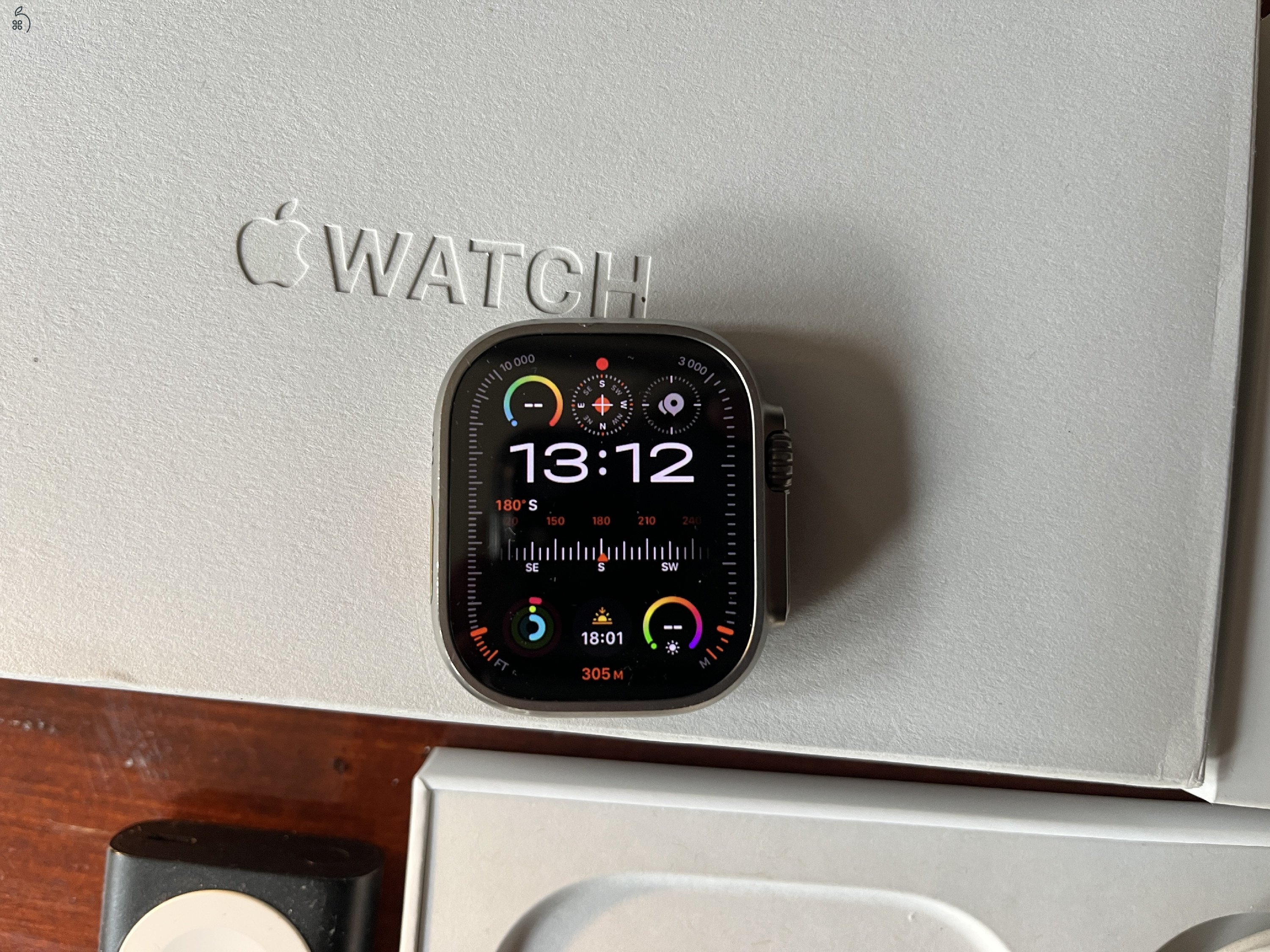 Apple watch Ultra szíjjakkal, töltőkkel