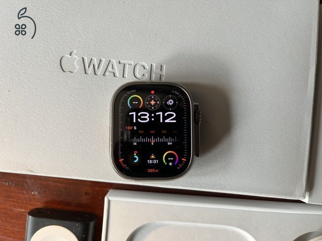 Apple watch Ultra szíjjakkal, töltőkkel